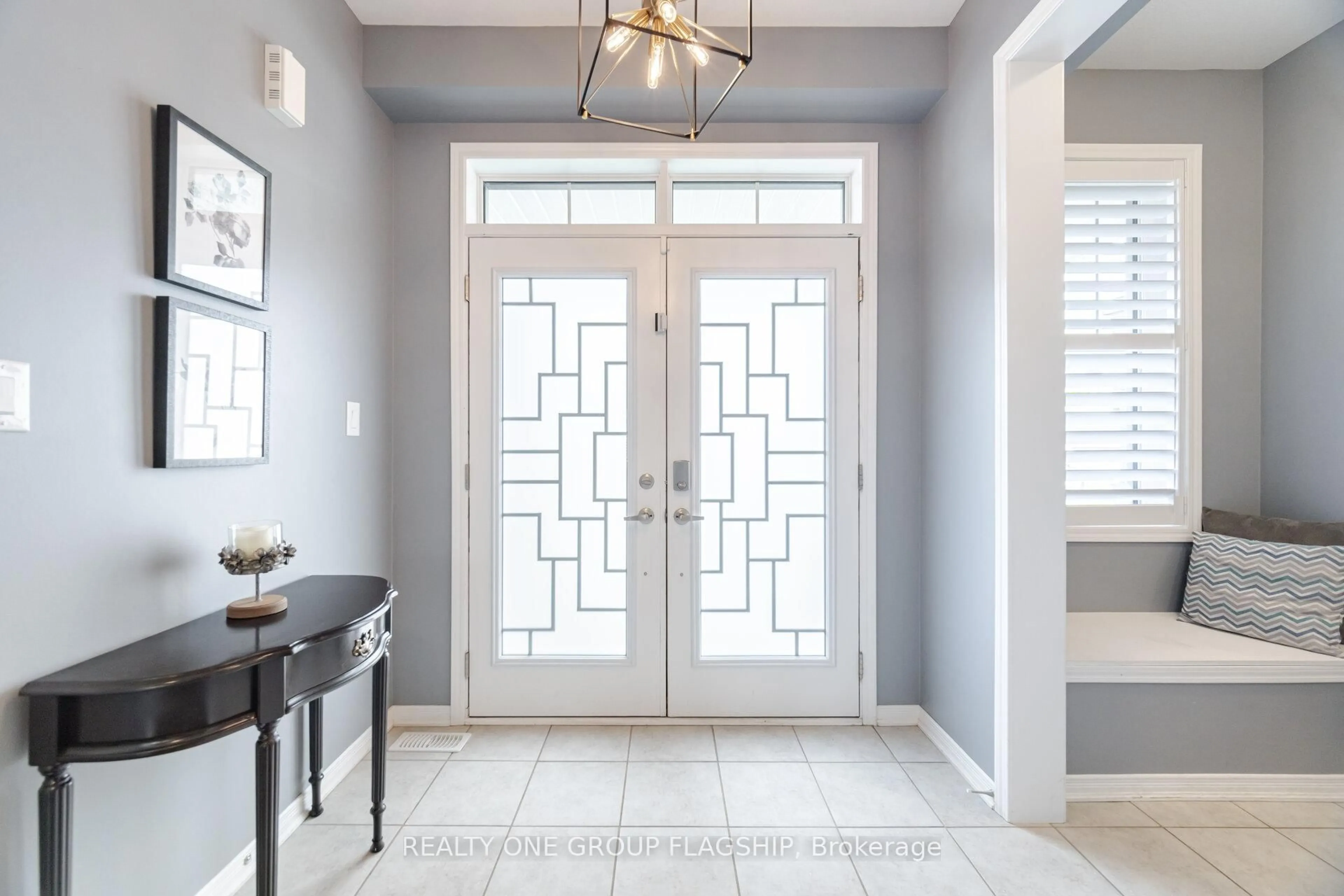 Indoor entryway for 15 Lise Lane, Haldimand Ontario N2W 0C7