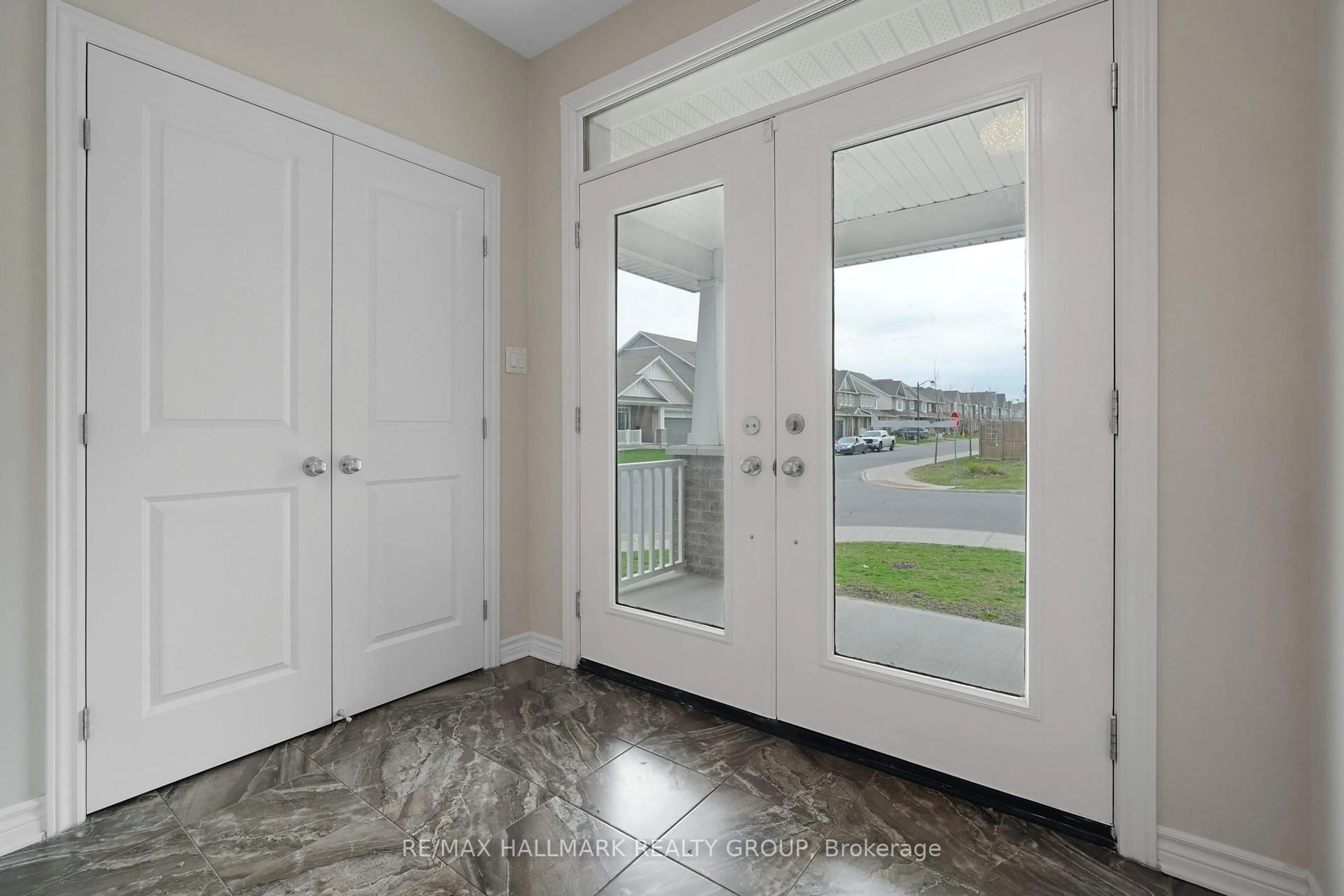Indoor entryway for 307 BRAMBLING Way, Ottawa Ontario K2J 6E4