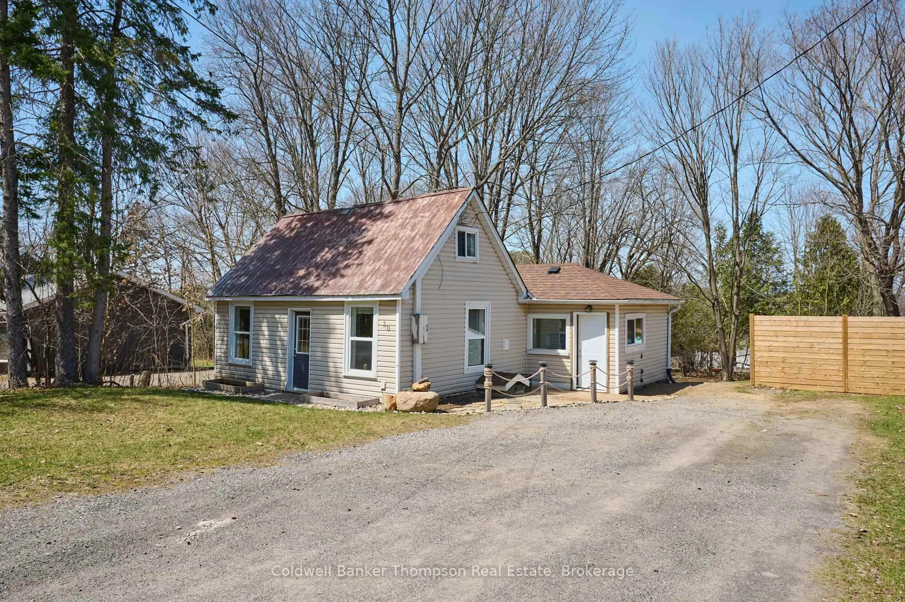 A pic from outside/outdoor area/front of a property/back of a property/a pic from drone, street for 30 George St, Huntsville Ontario P1H 1T9