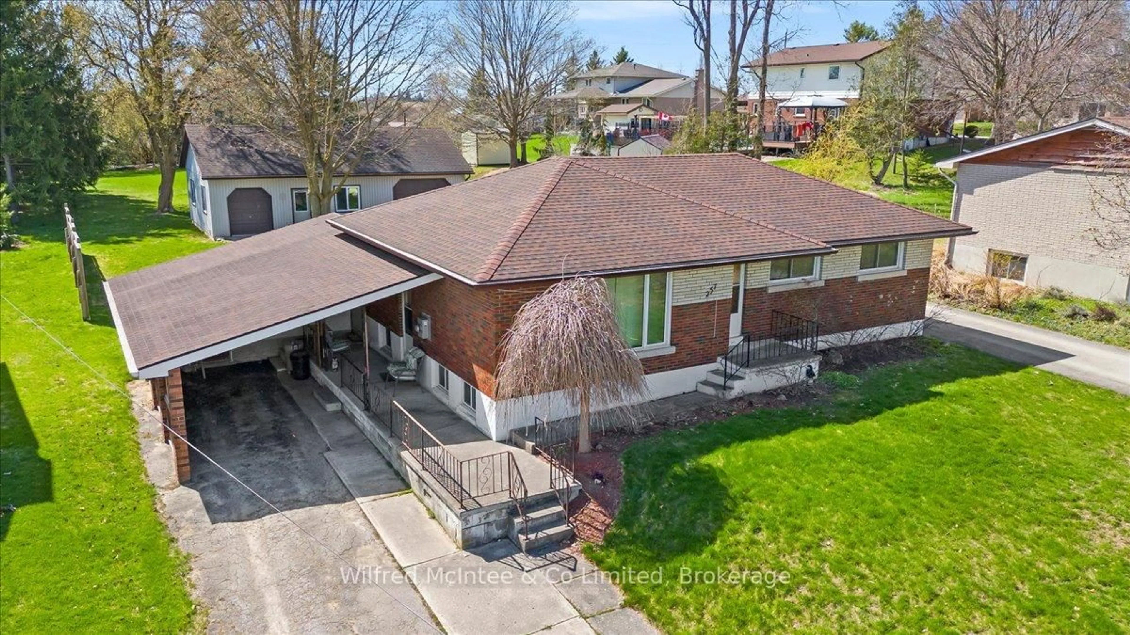 A pic from outside/outdoor area/front of a property/back of a property/a pic from drone, street for 257 Thomas St, Brockton Ontario N0G 2V0
