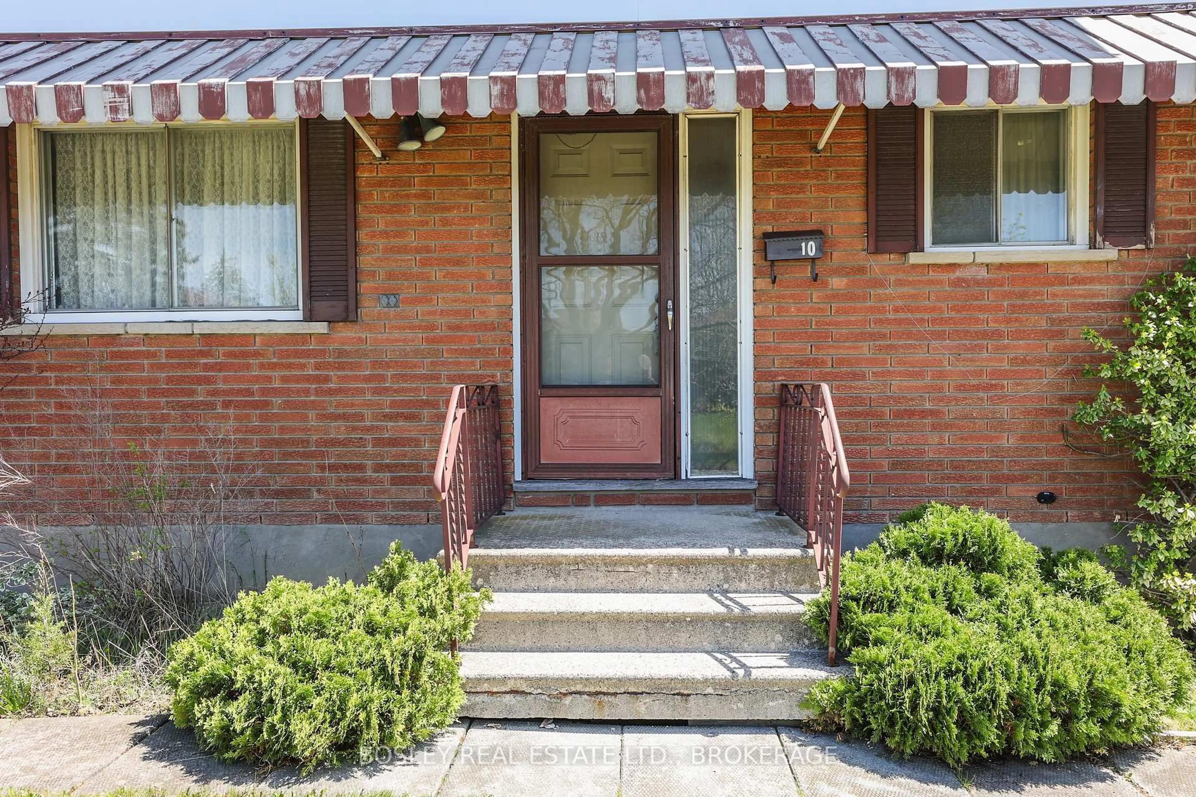 Home with brick exterior material, street for 10 Strathmore Cres, Welland Ontario L3B 1B9