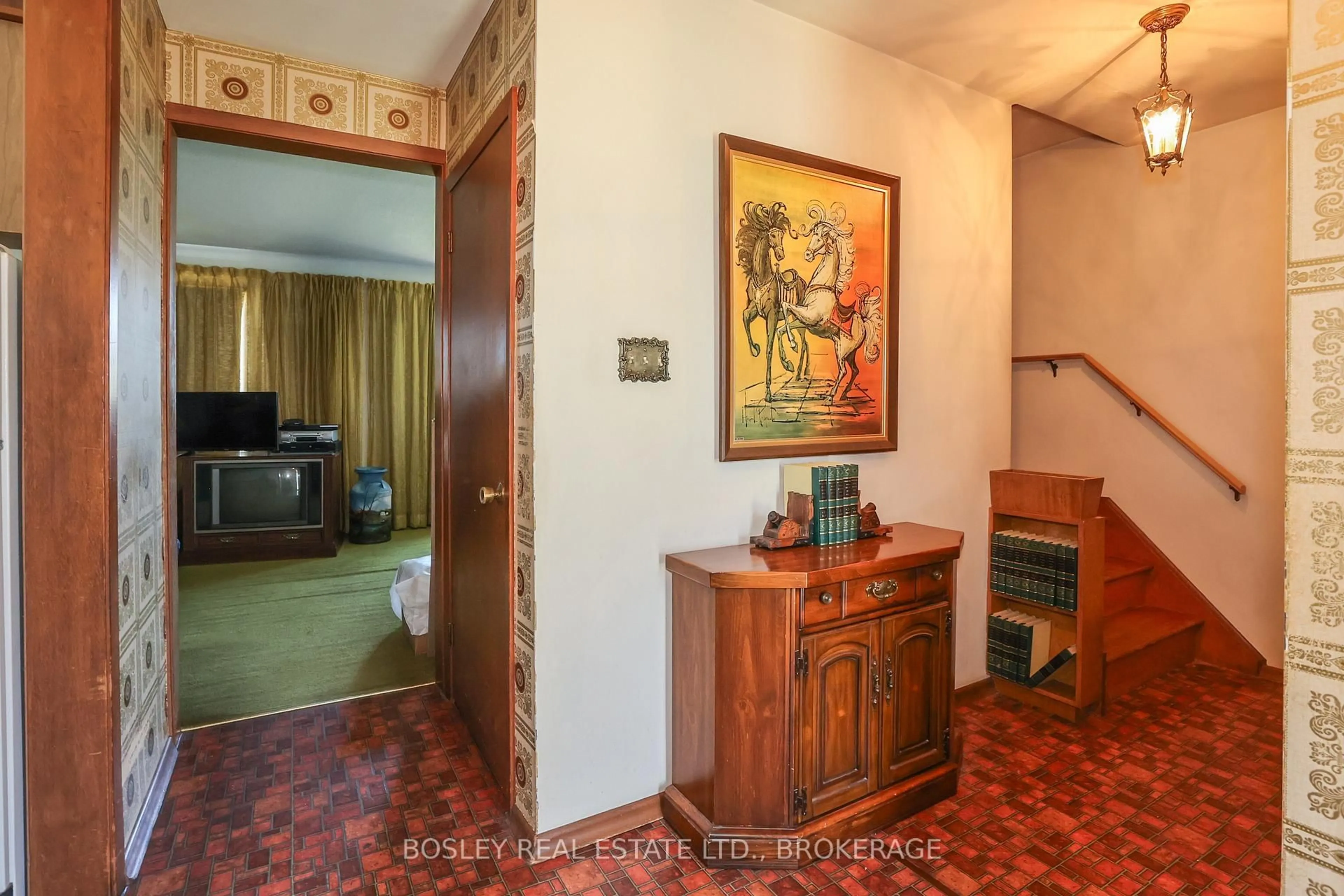 Indoor foyer for 10 Strathmore Cres, Welland Ontario L3B 1B9