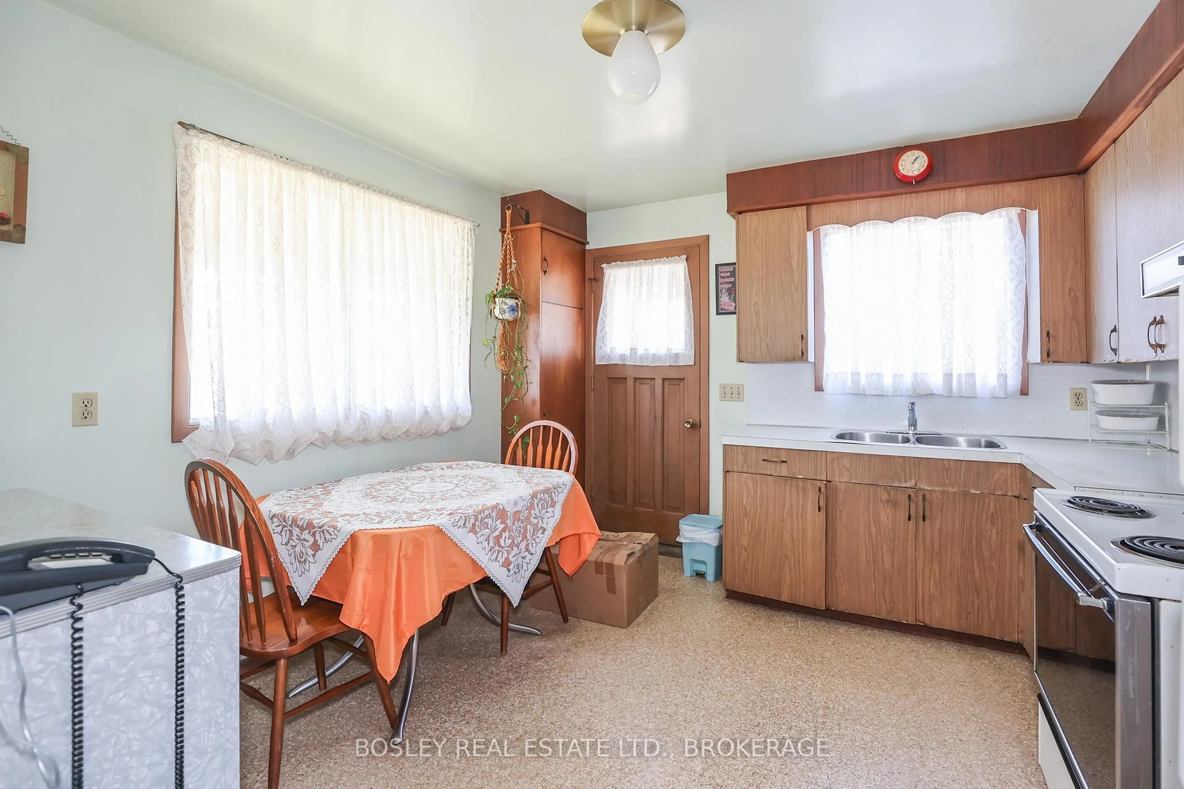 Standard kitchen, unknown for 10 Strathmore Cres, Welland Ontario L3B 1B9