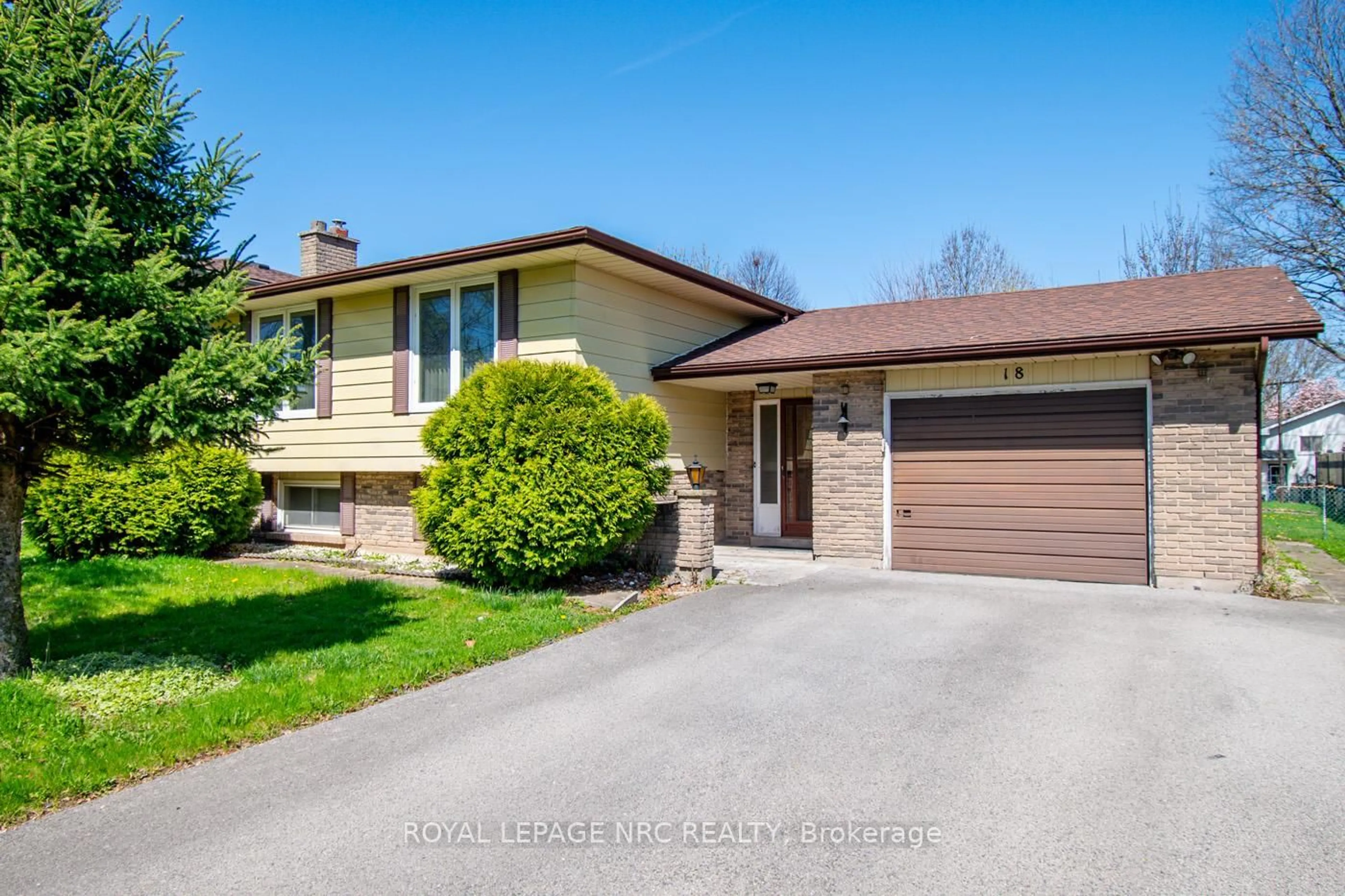 Home with vinyl exterior material, street for 18 McColl Dr, Welland Ontario L3C 3L7