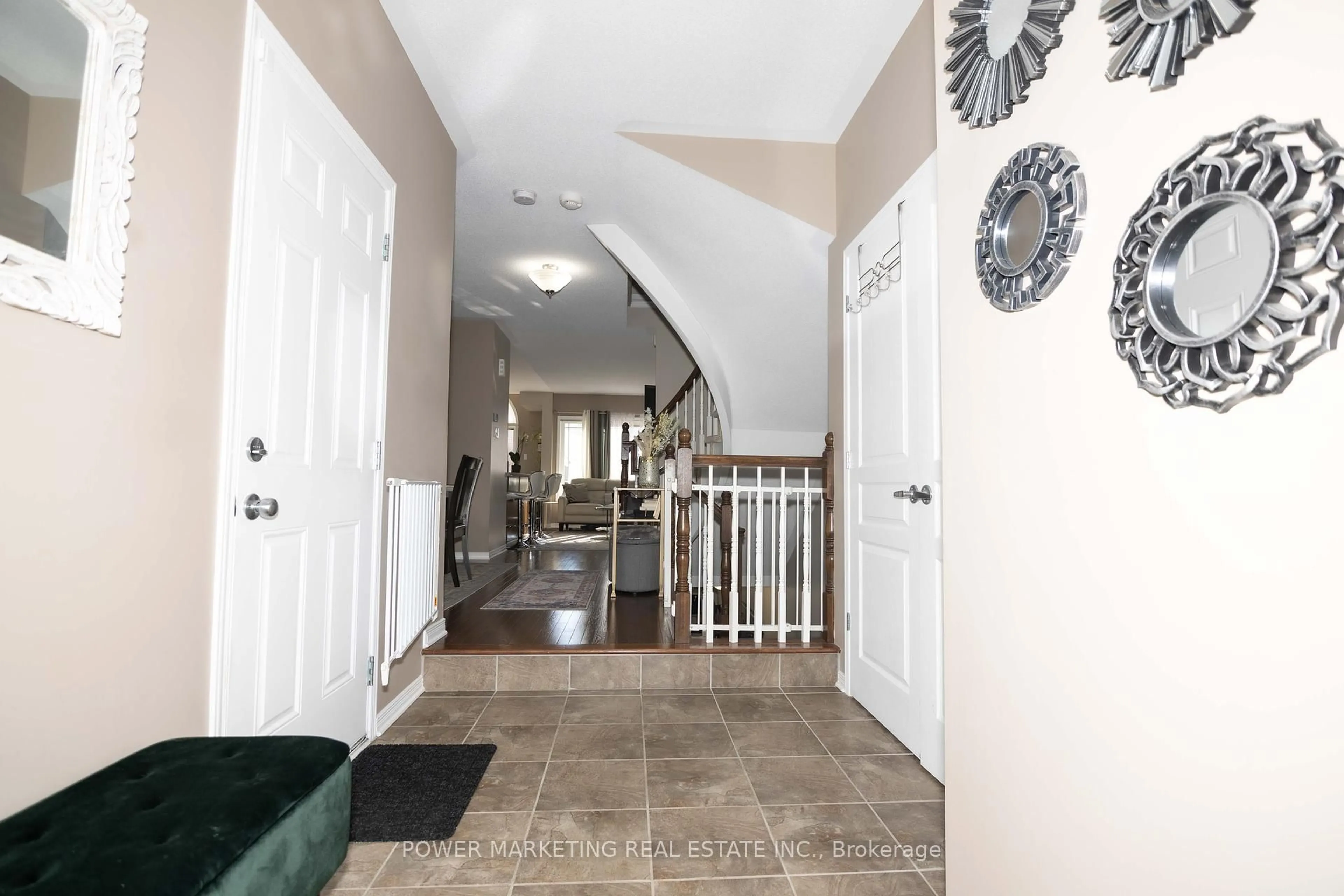 Indoor entryway for 435 June Crt, Ottawa Ontario K1W 0C9