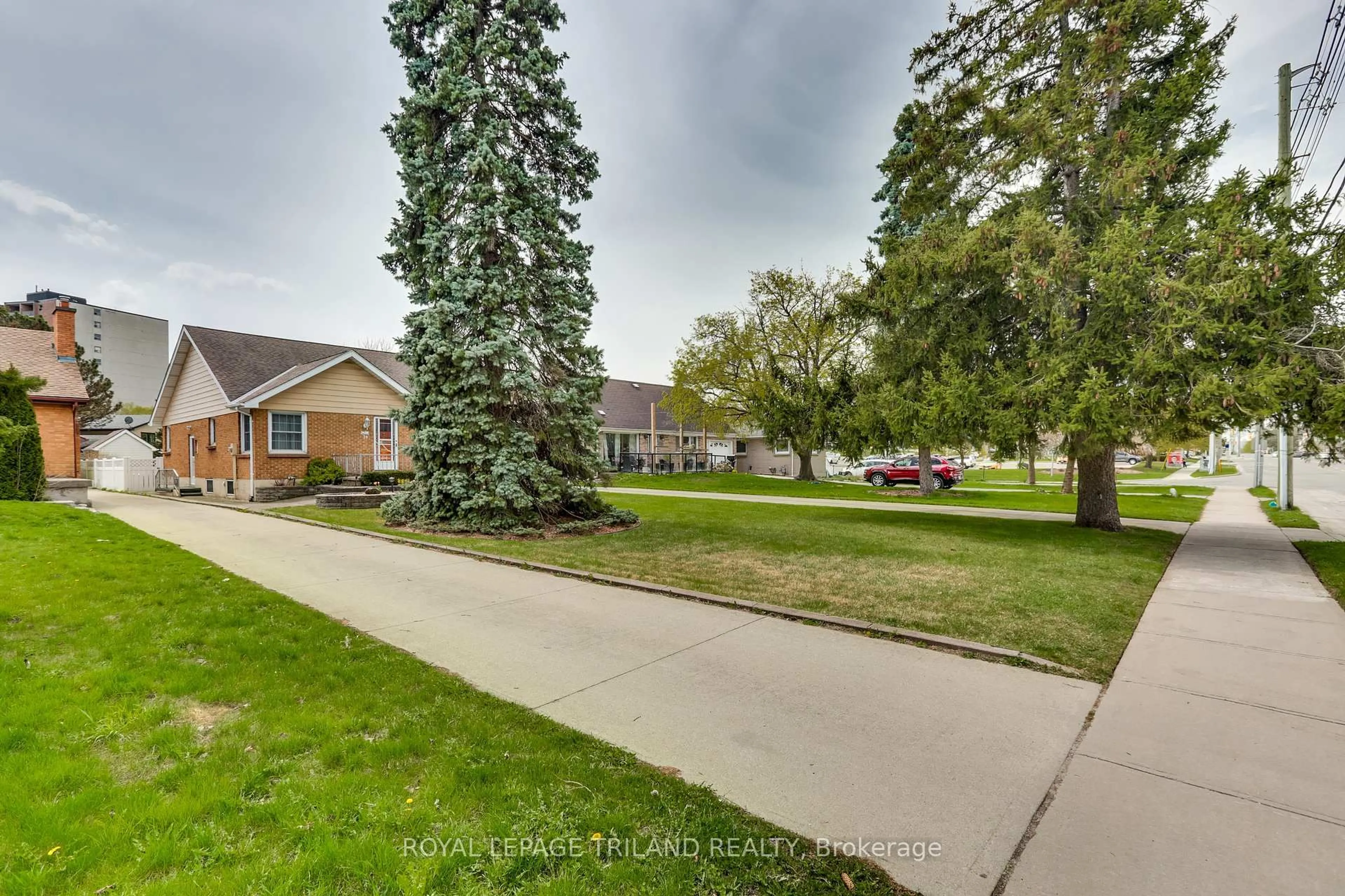 A pic from outside/outdoor area/front of a property/back of a property/a pic from drone, street for 39 Base Line Rd, London South Ontario N6C 2N6