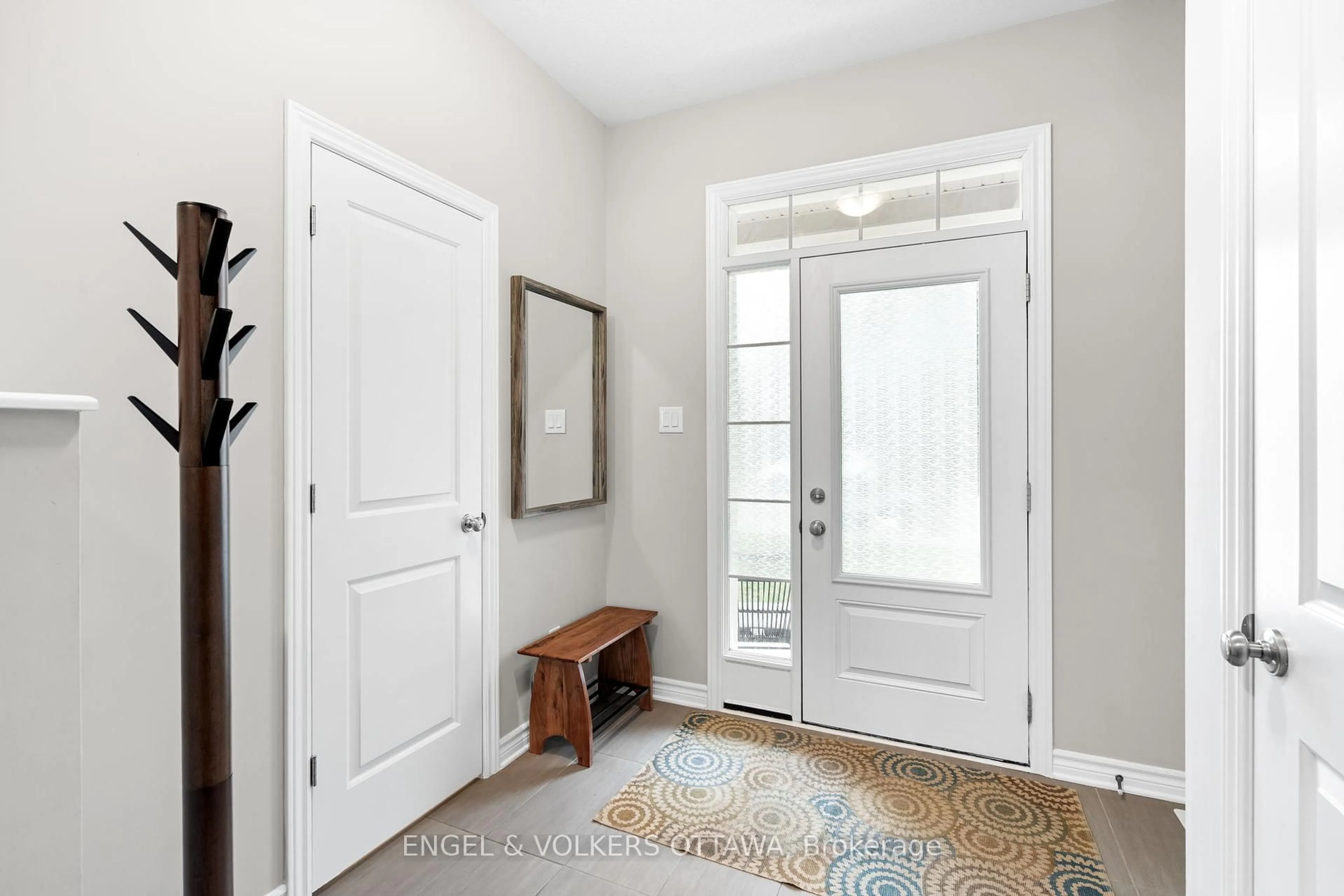 Indoor entryway for 3499 Woodroffe Ave, Ottawa Ontario K2G 7A6