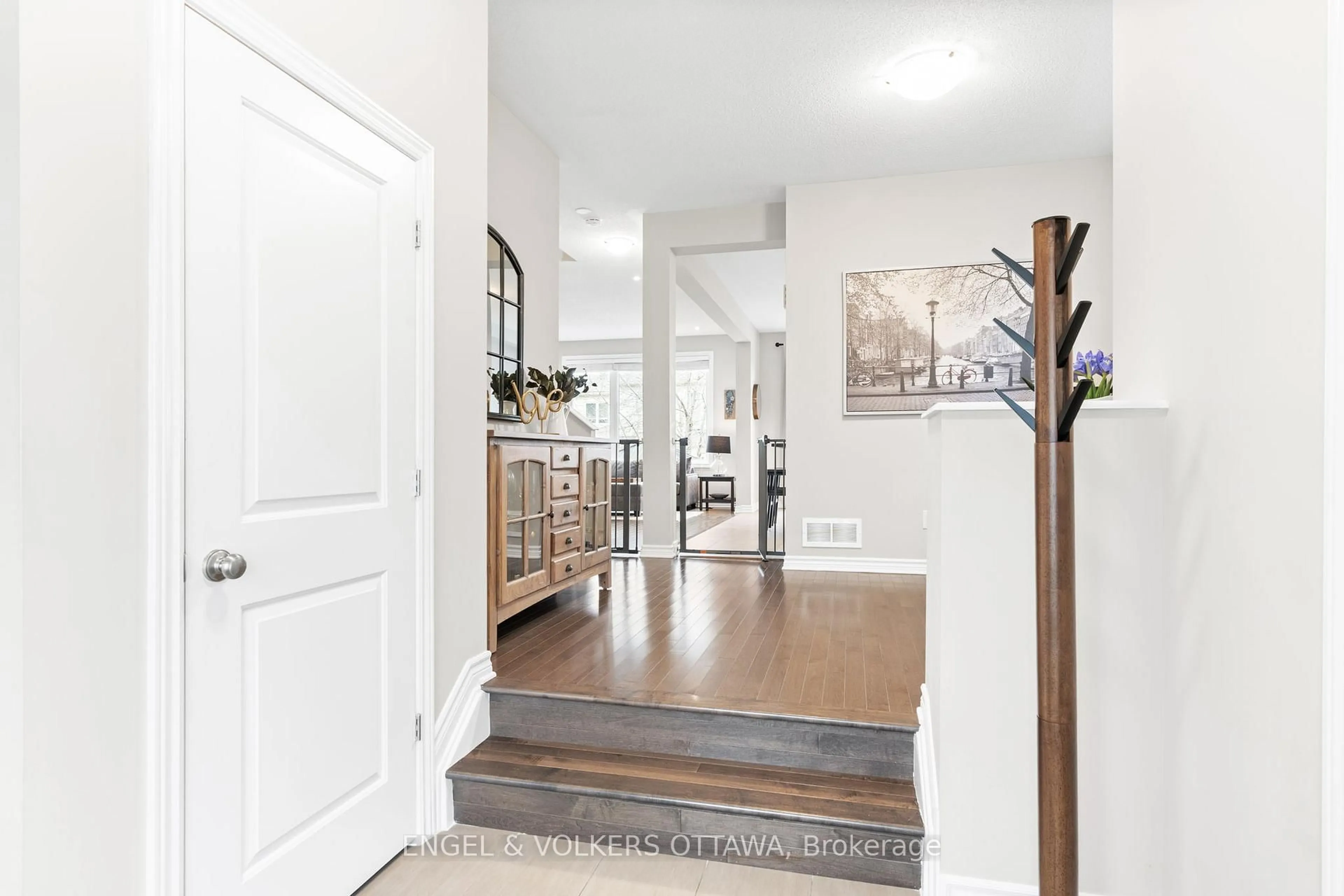 Indoor entryway for 3499 Woodroffe Ave, Ottawa Ontario K2G 7A6