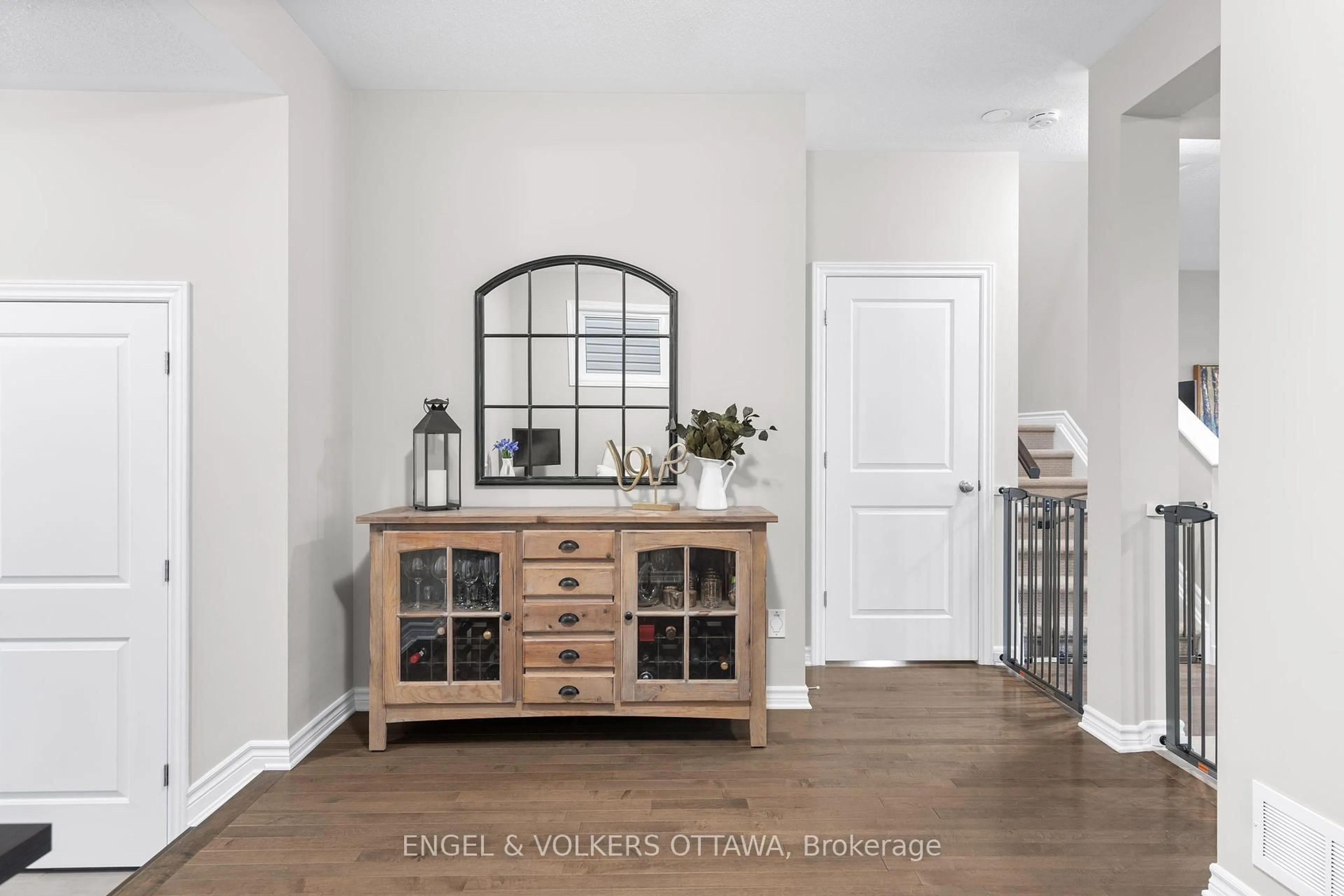 Indoor entryway for 3499 Woodroffe Ave, Ottawa Ontario K2G 7A6
