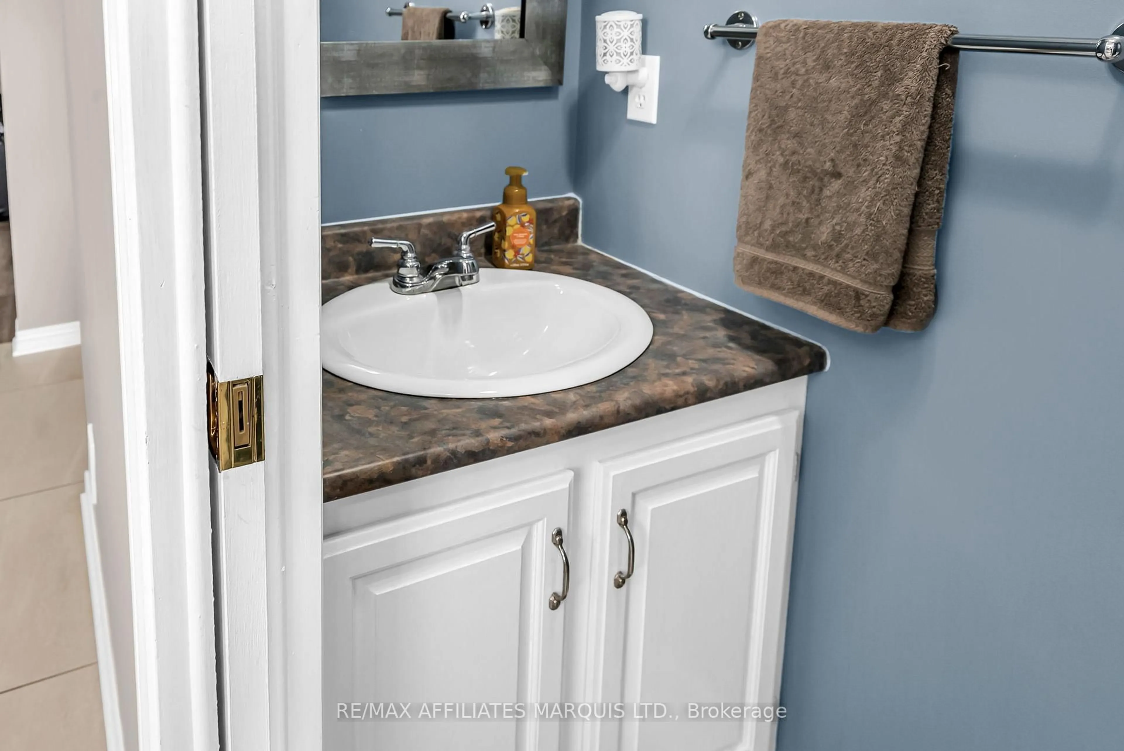 Standard bathroom, ceramic/tile floor for 1933 Belvedere Cres, Cornwall Ontario K6H 6L9