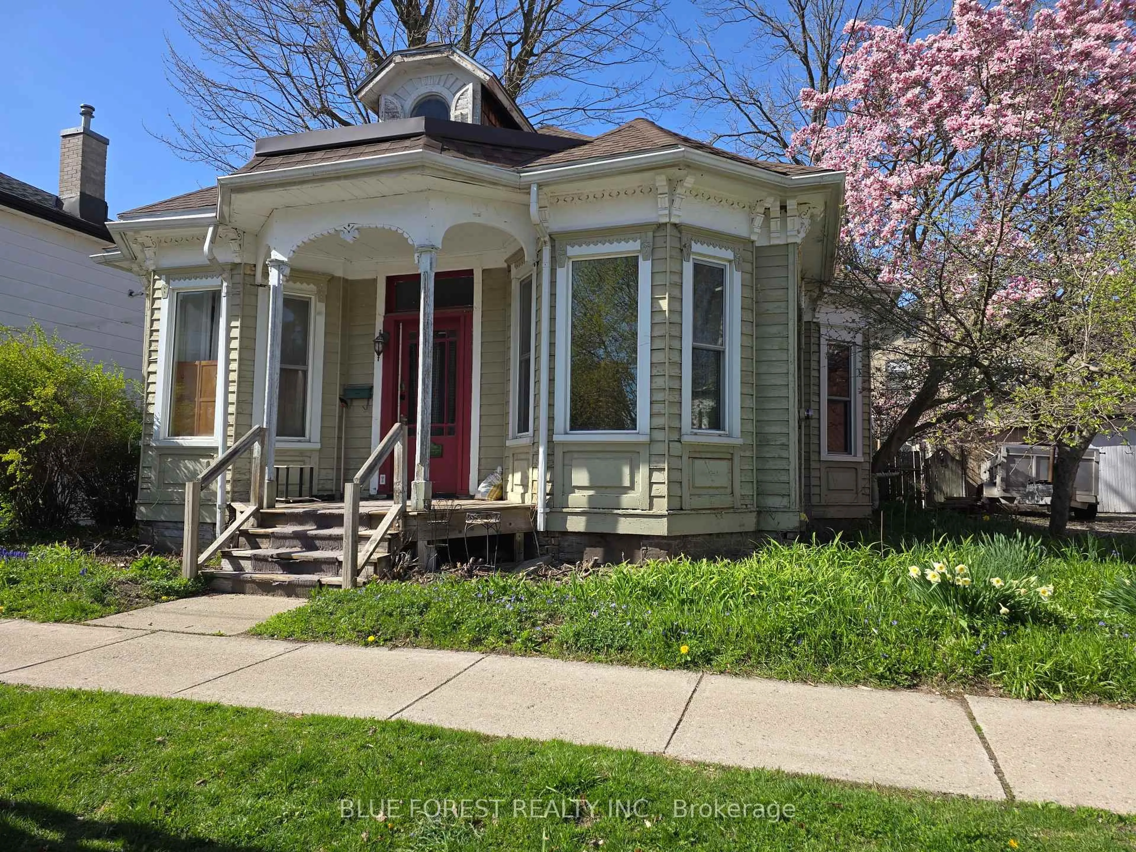Home with vinyl exterior material, street for 17 Scott St, St. Thomas Ontario N5P 1K1