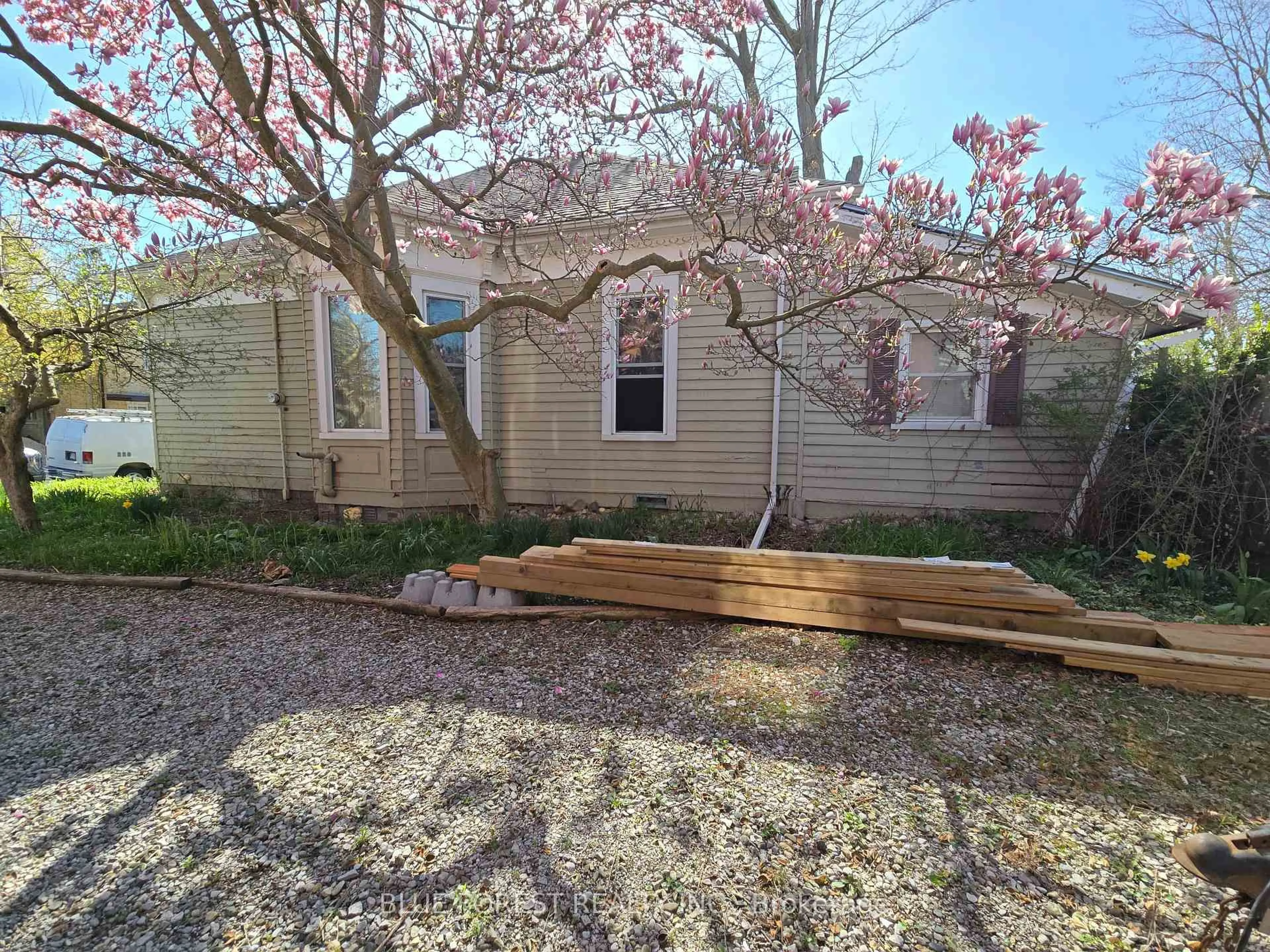 A pic from outside/outdoor area/front of a property/back of a property/a pic from drone, street for 17 Scott St, St. Thomas Ontario N5P 1K1