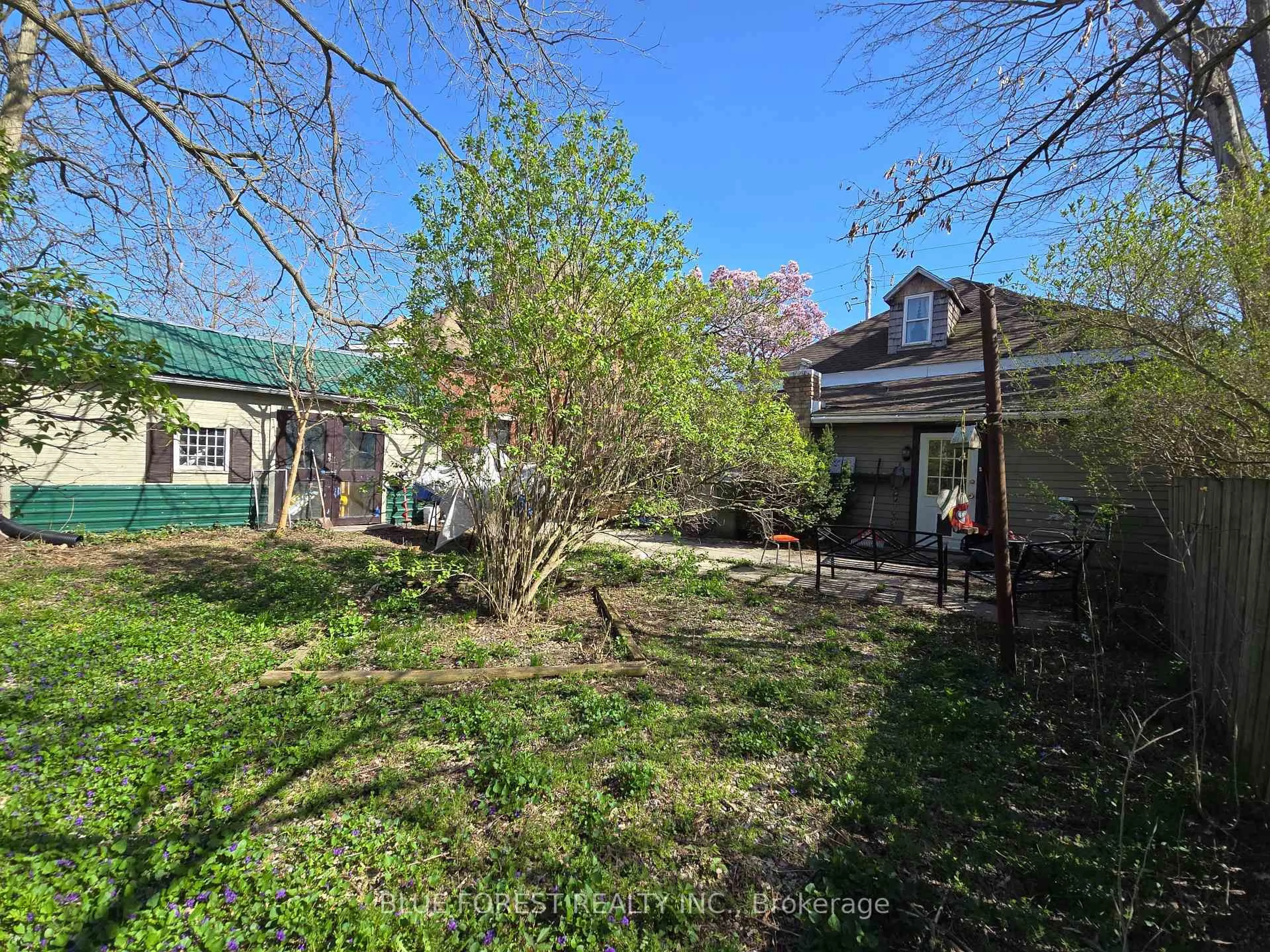 A pic from outside/outdoor area/front of a property/back of a property/a pic from drone, street for 17 Scott St, St. Thomas Ontario N5P 1K1