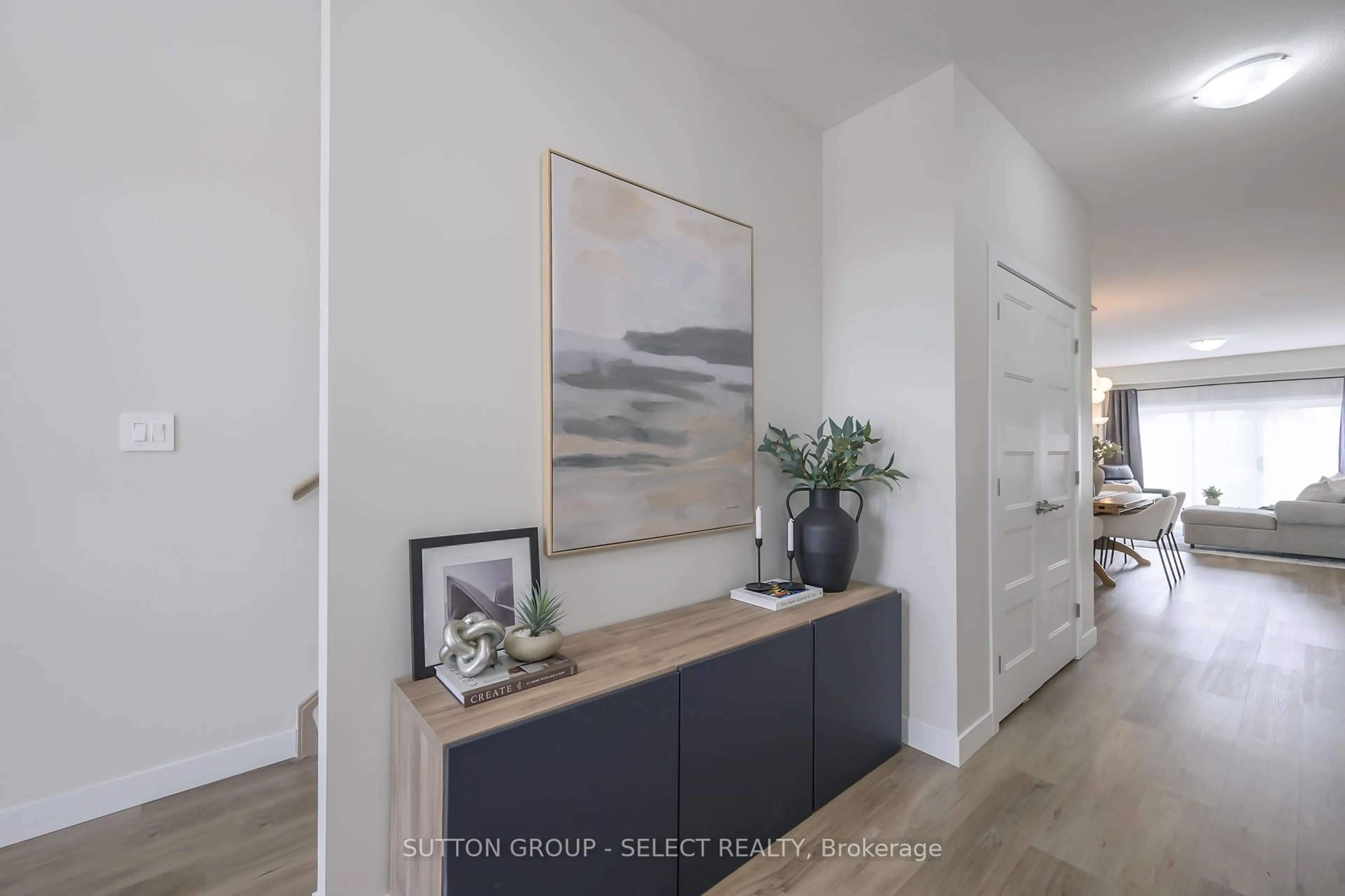 Indoor entryway for 6949 Royal Magnolia Ave, London South Ontario N6P 1H5