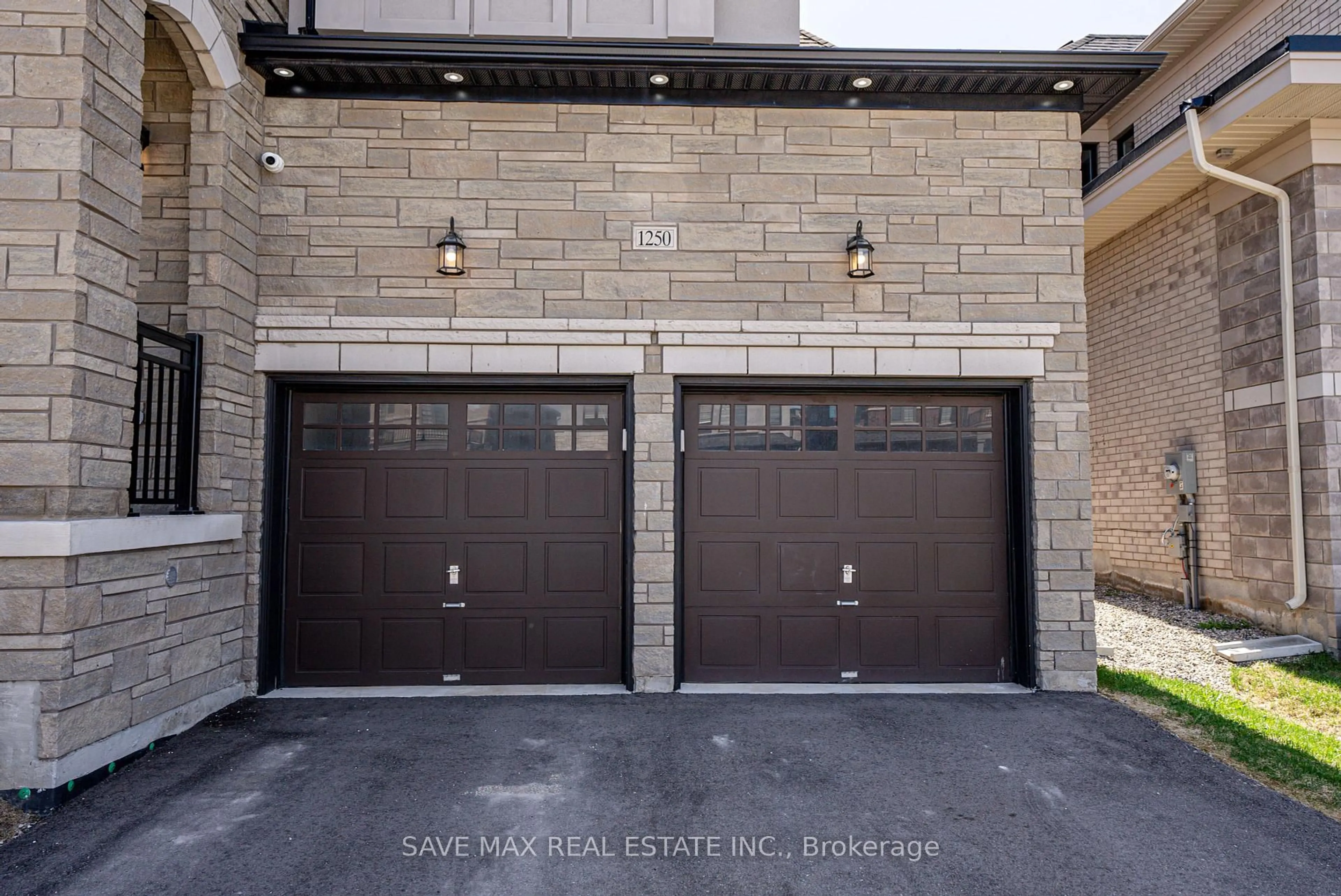 Indoor garage for 1250 UPPER THAMES Dr, Woodstock Ontario N4T 0M9