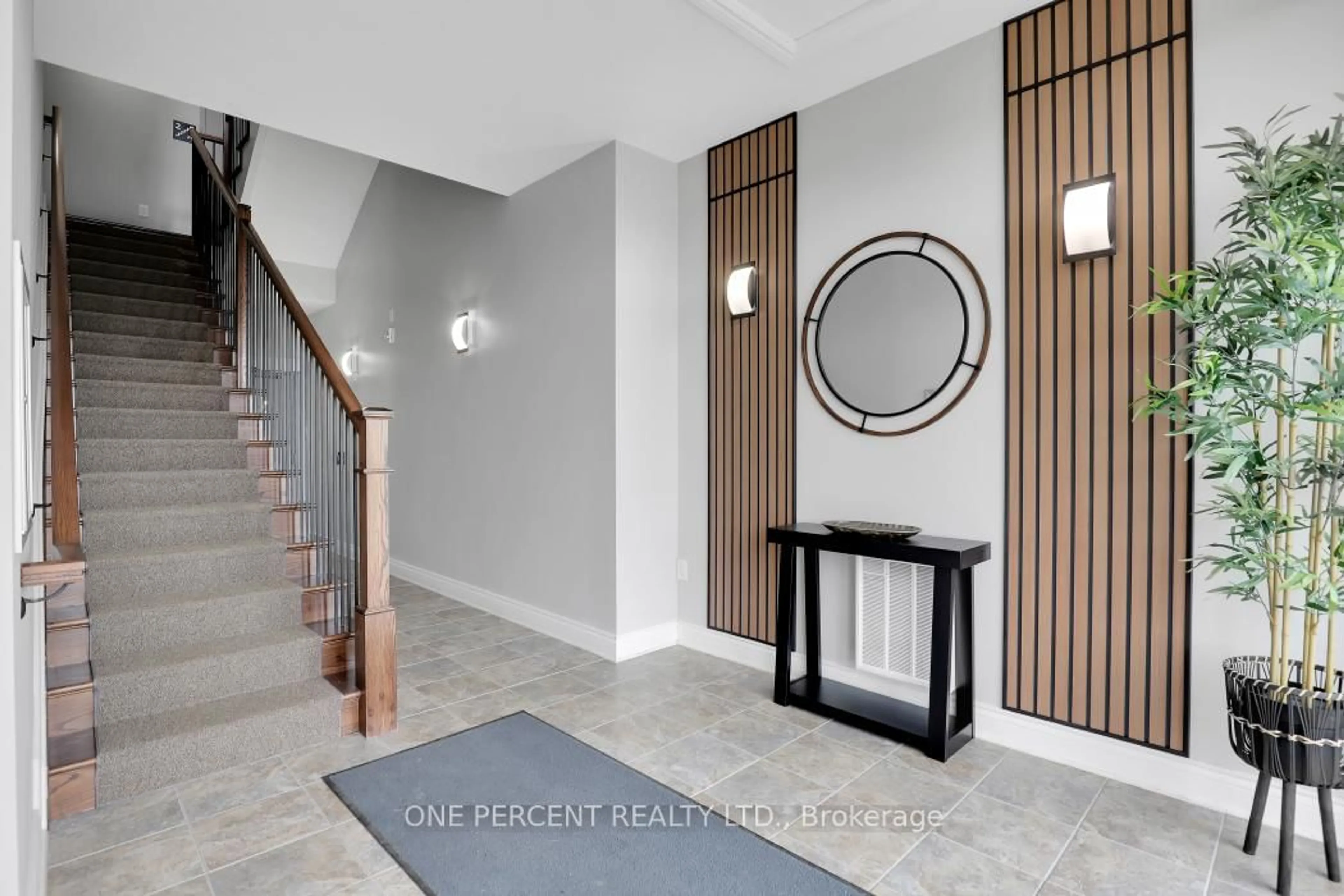 Indoor entryway for 700 Rue De Rivage St #101, Clarence-Rockland Ontario K4K 0K4