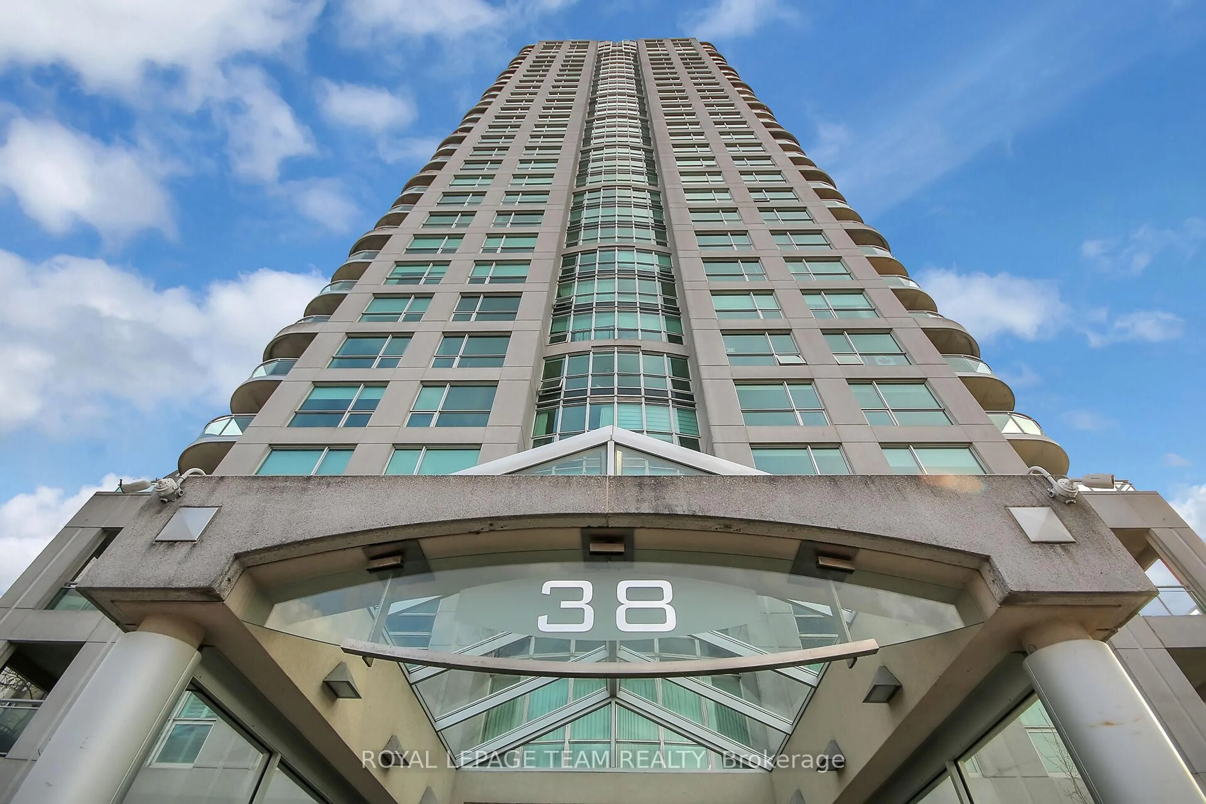 Indoor foyer for 38 Metropole Private #2401, Ottawa Ontario K1Z 1E9