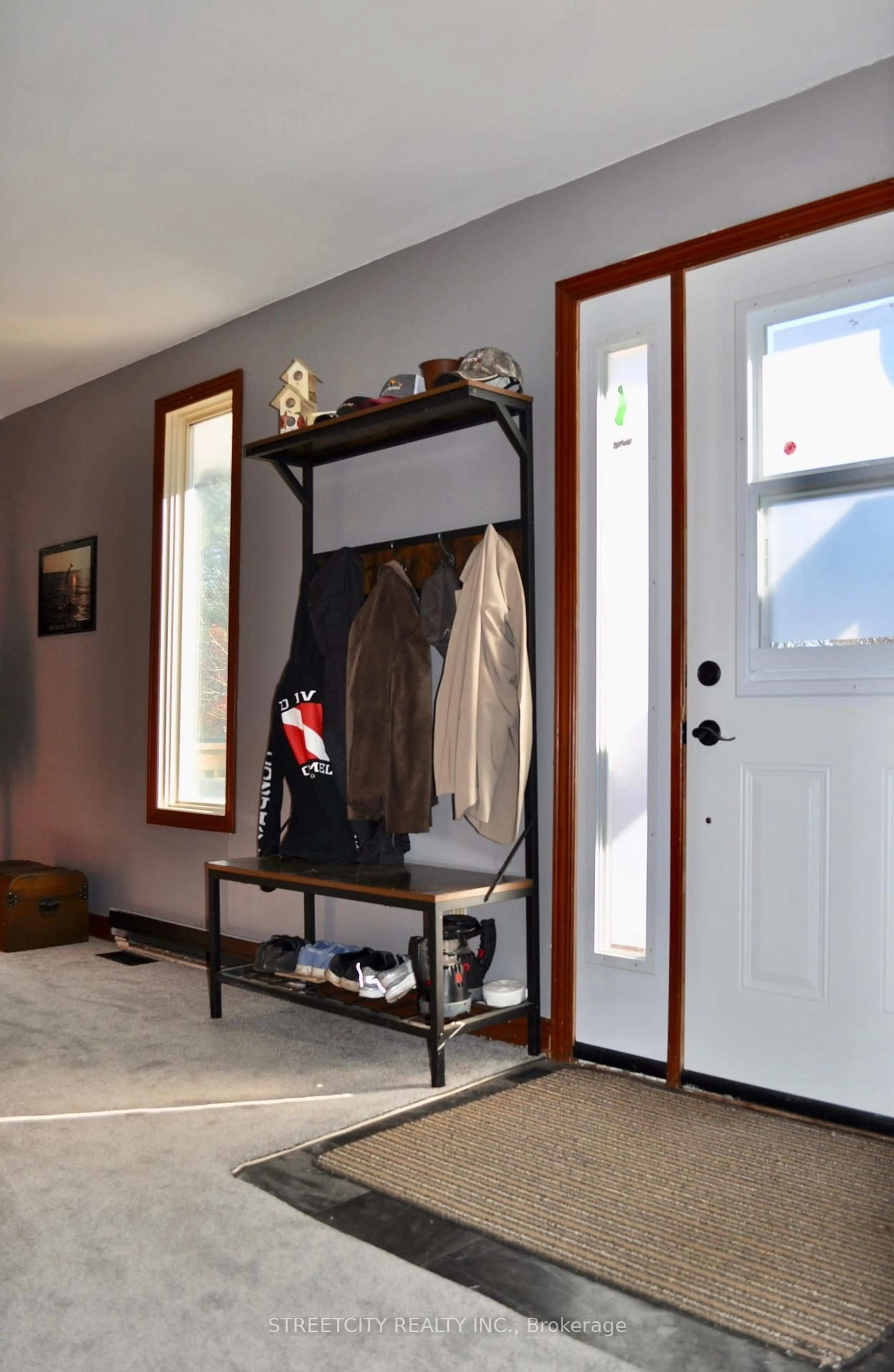 Indoor entryway for 6906 Wisbeach Rd, Warwick Ontario N0M 1B0