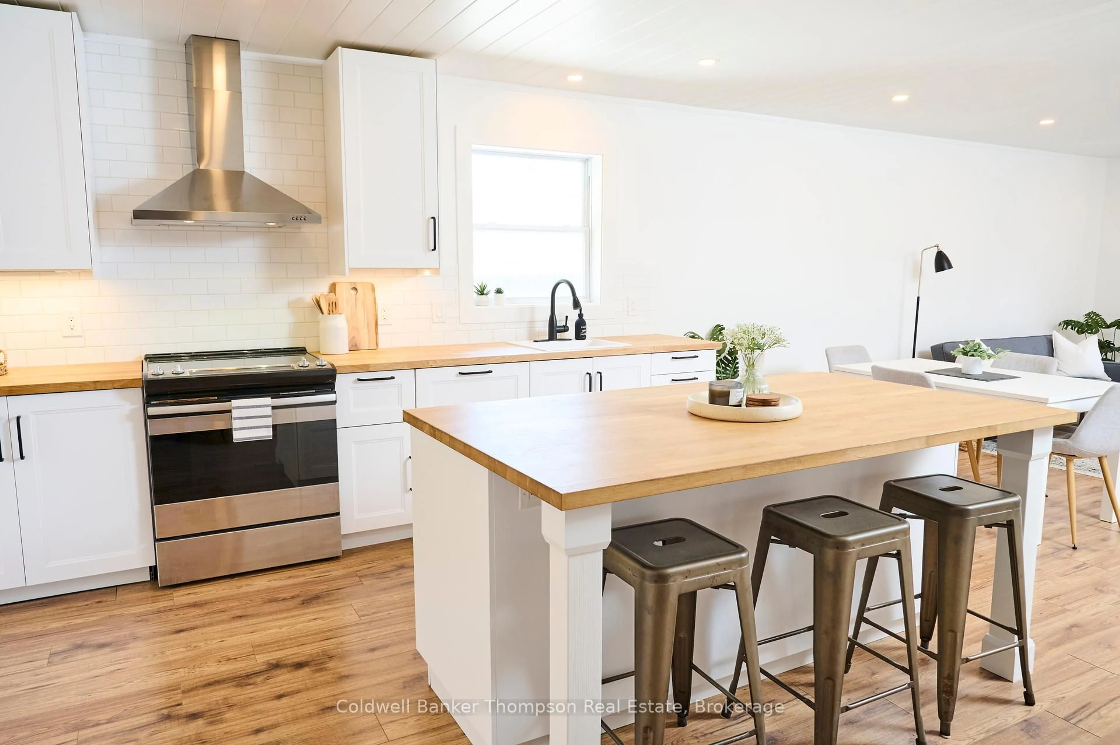 Open concept kitchen, wood/laminate floor for 164 Earls Rd, Huntsville Ontario P1H 1C7