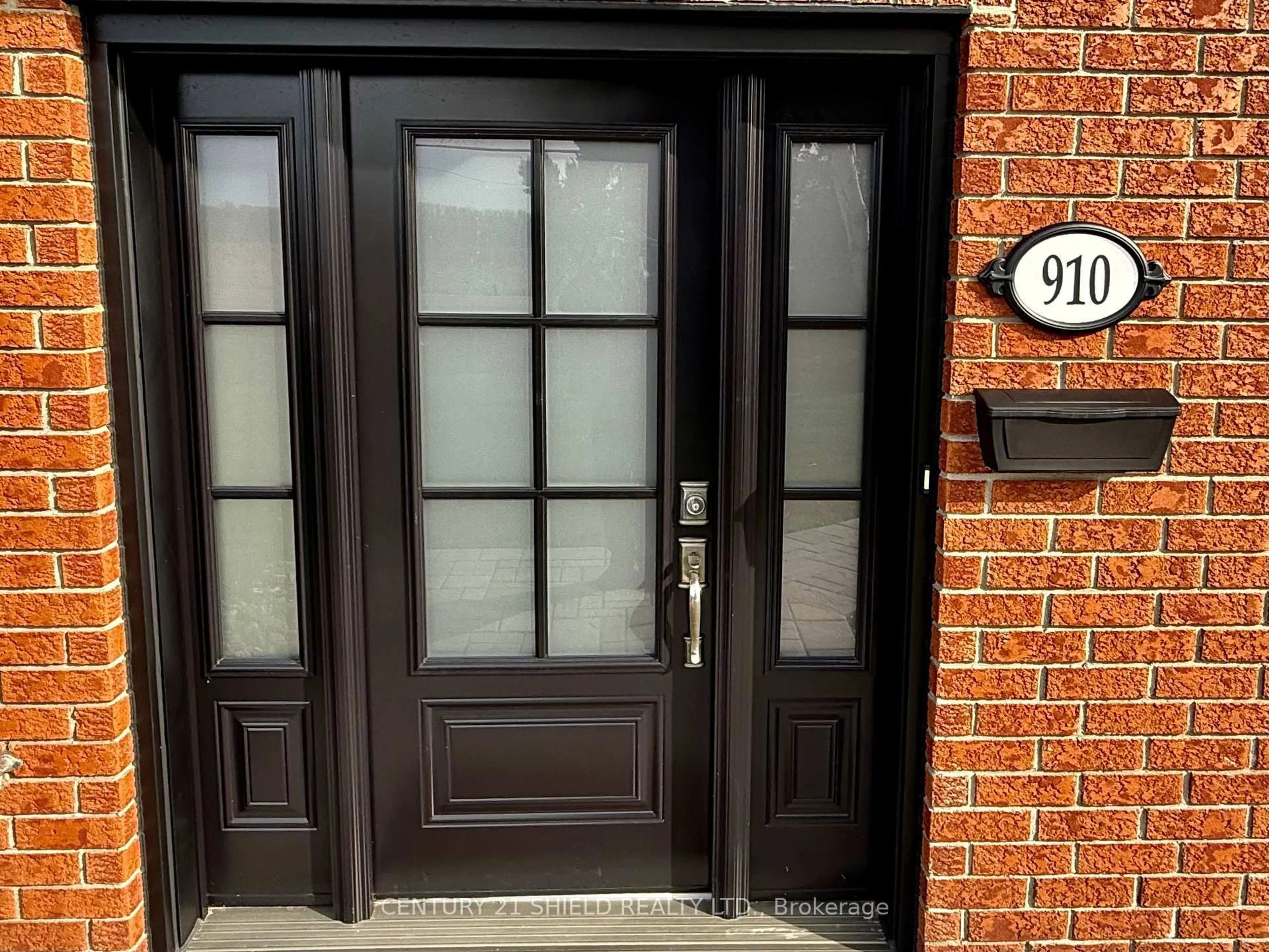 Indoor entryway for 910 Tollgate Rd, Cornwall Ontario K6H 5R6