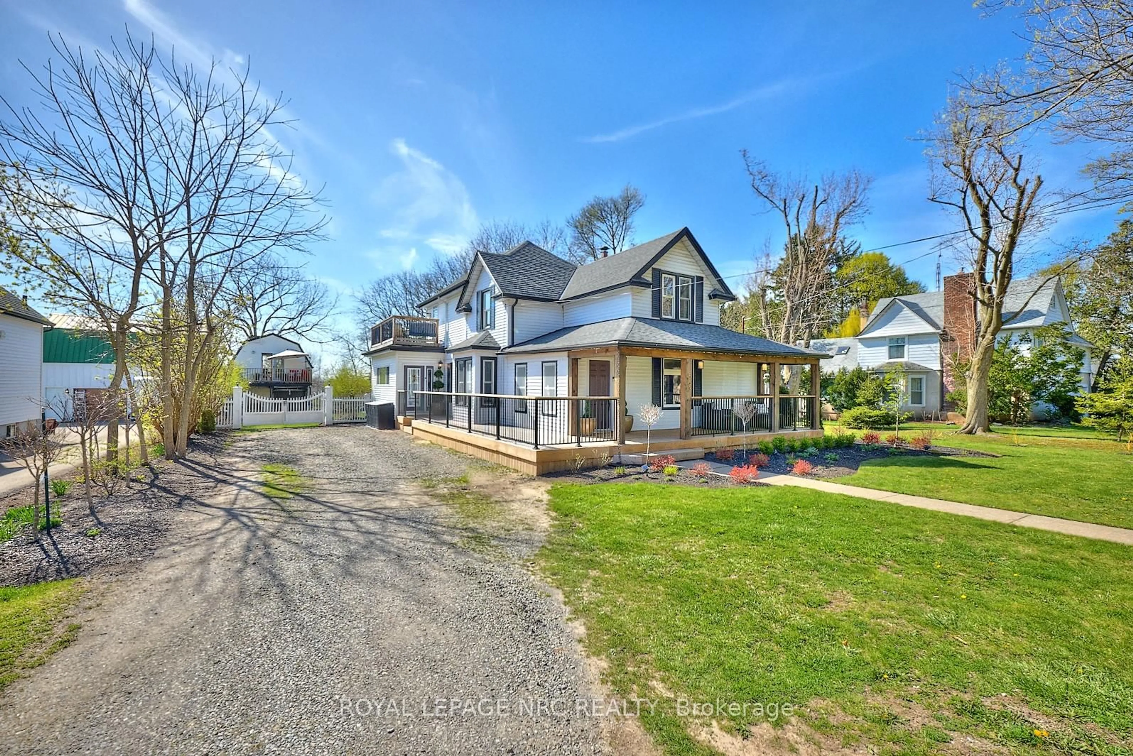 A pic from outside/outdoor area/front of a property/back of a property/a pic from drone, street for 553 Ridge Rd, Fort Erie Ontario L0S 1N0