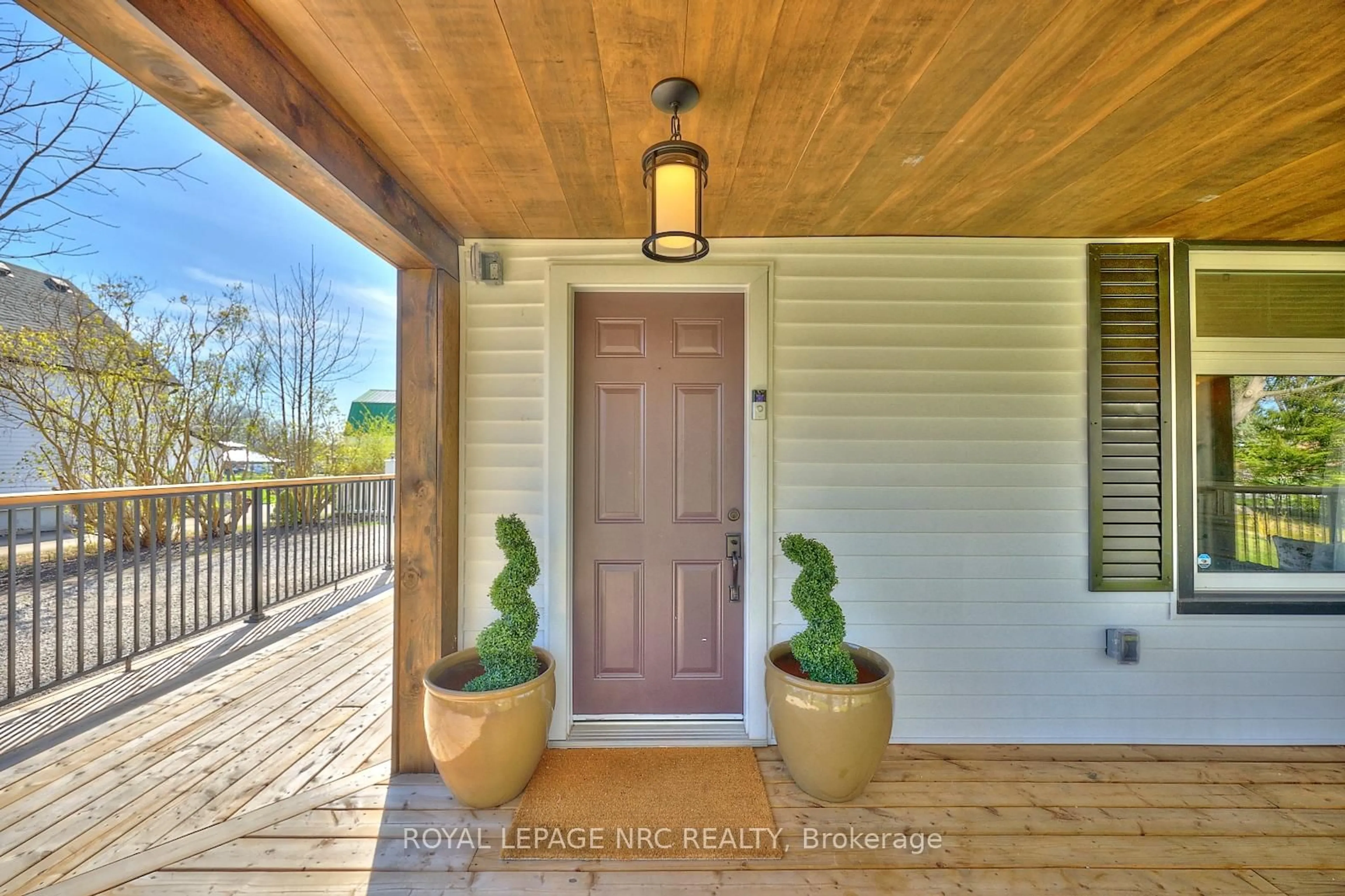 Indoor entryway for 553 Ridge Rd, Fort Erie Ontario L0S 1N0