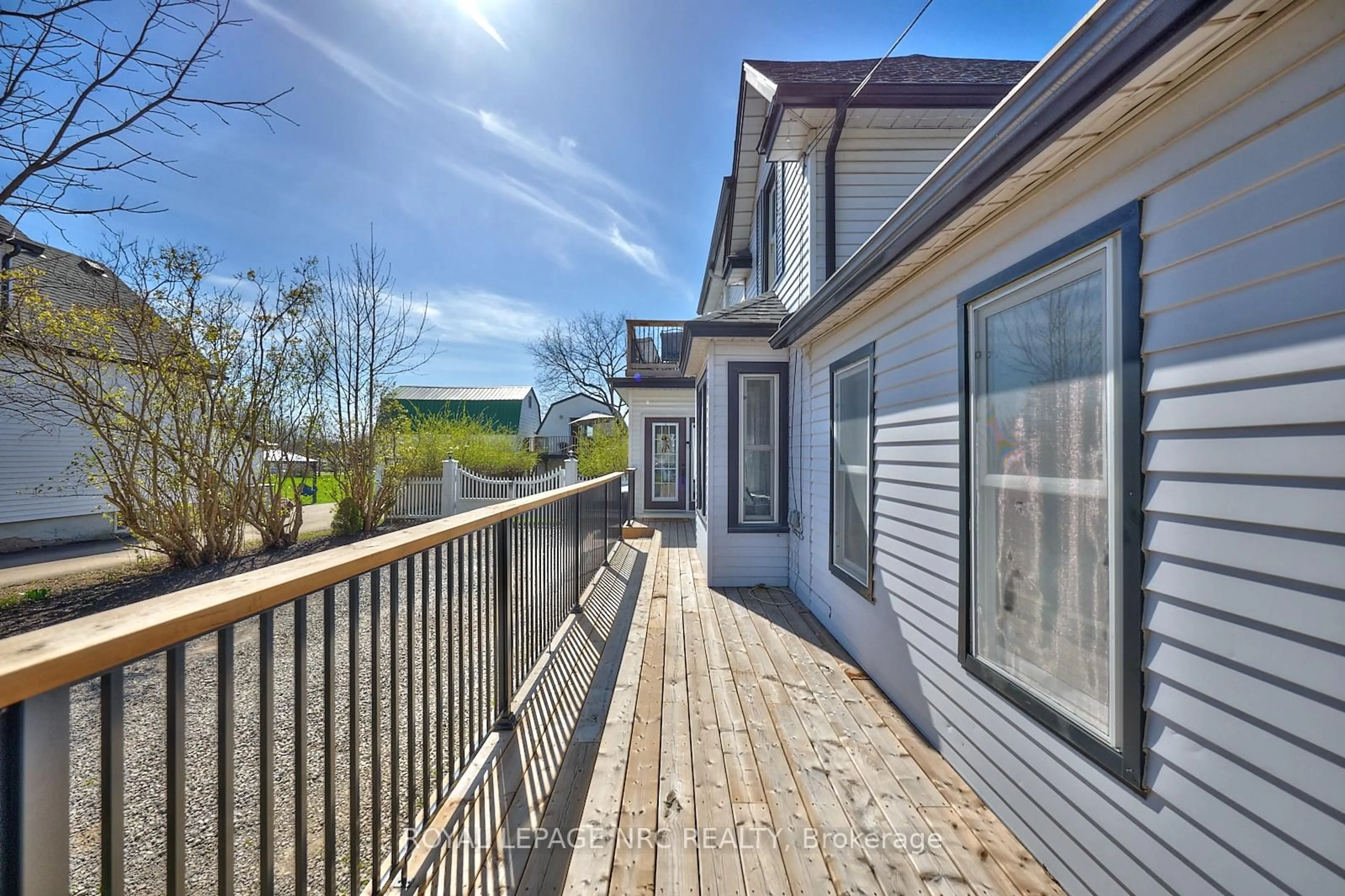 Patio, unknown for 553 Ridge Rd, Fort Erie Ontario L0S 1N0