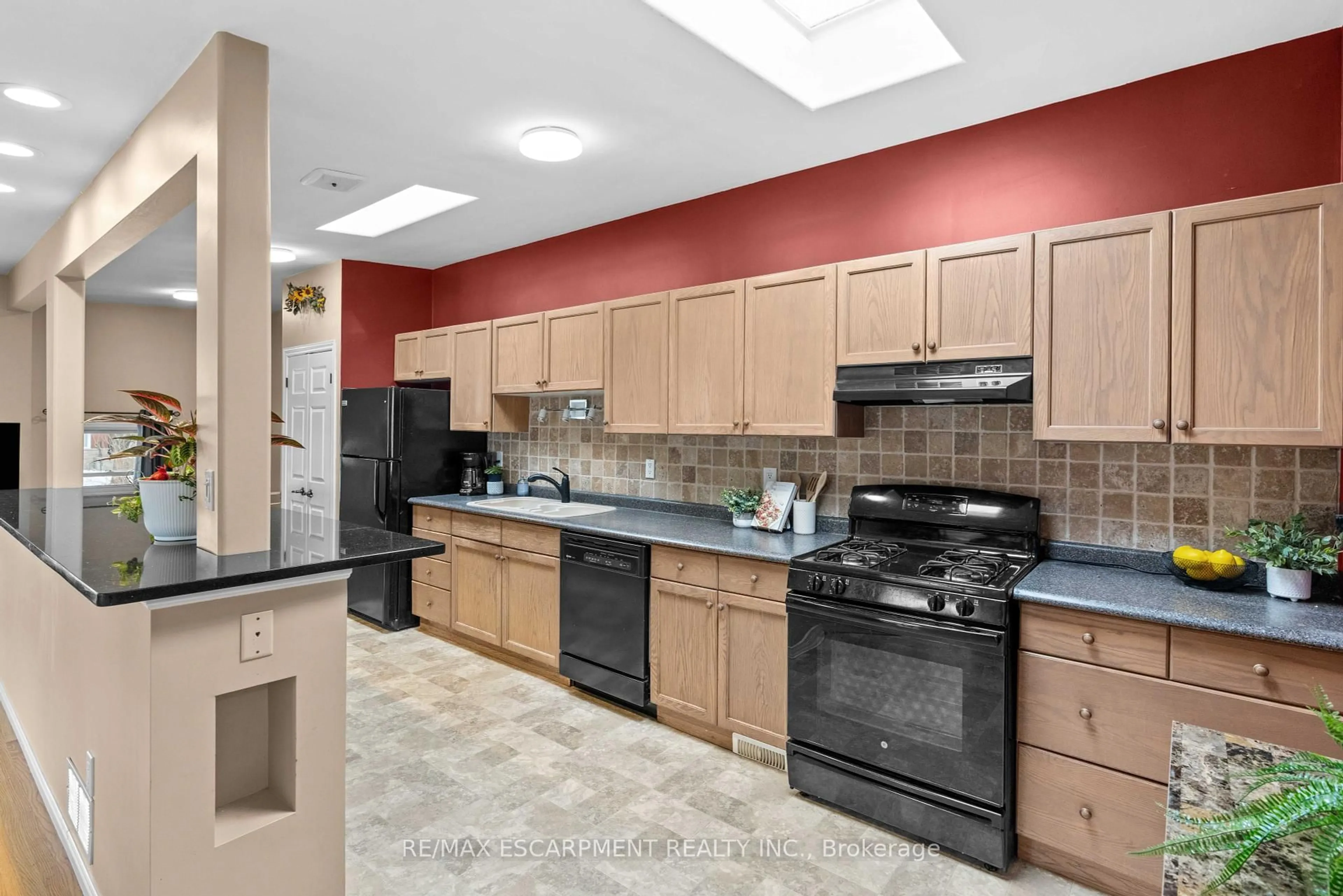 Standard kitchen, ceramic/tile floor for 2 Ronaldshay Ave, Hamilton Ontario L9A 3B1