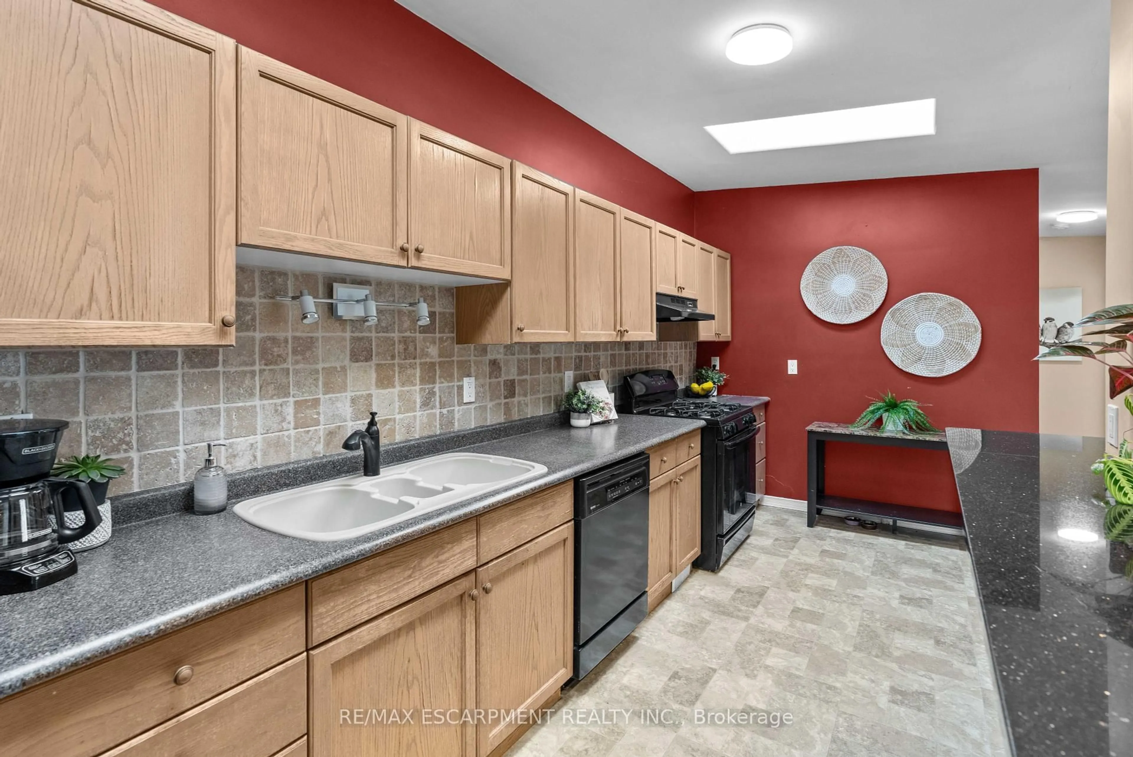Standard kitchen, ceramic/tile floor for 2 Ronaldshay Ave, Hamilton Ontario L9A 3B1