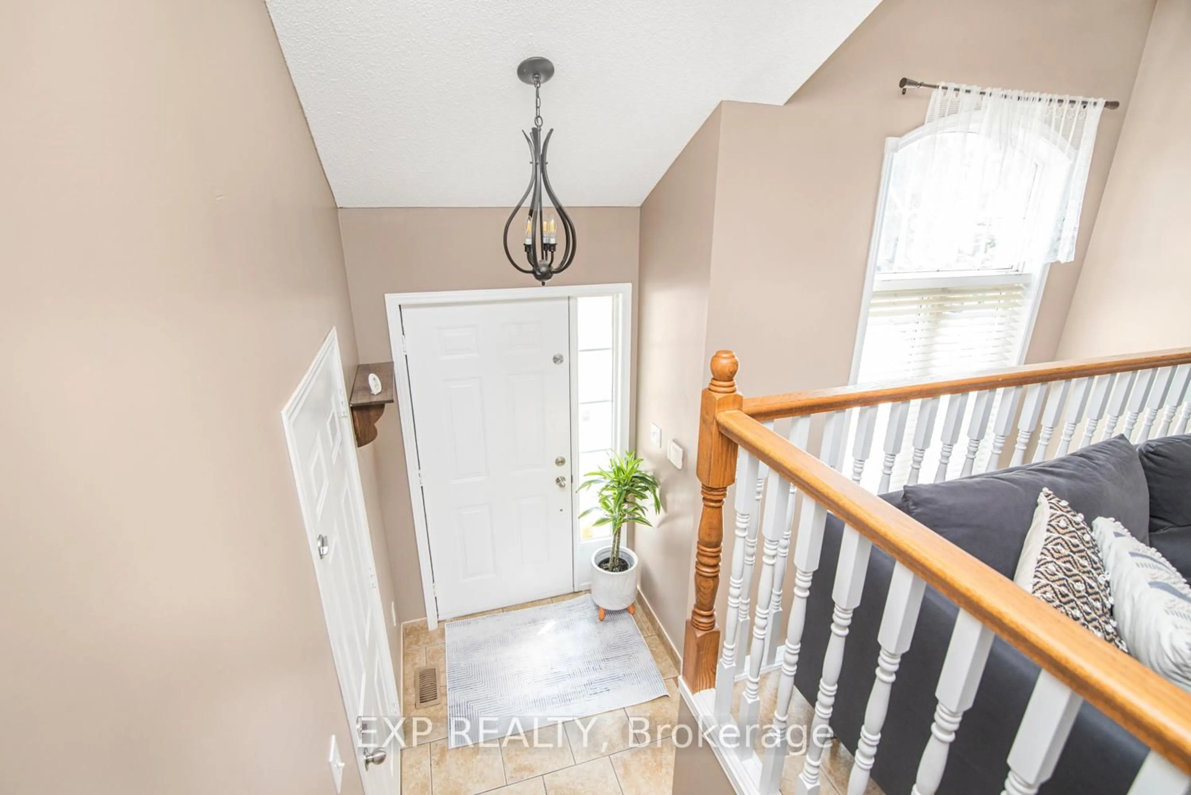 Indoor entryway for 360 White Sands Dr, London South Ontario N6M 1J1
