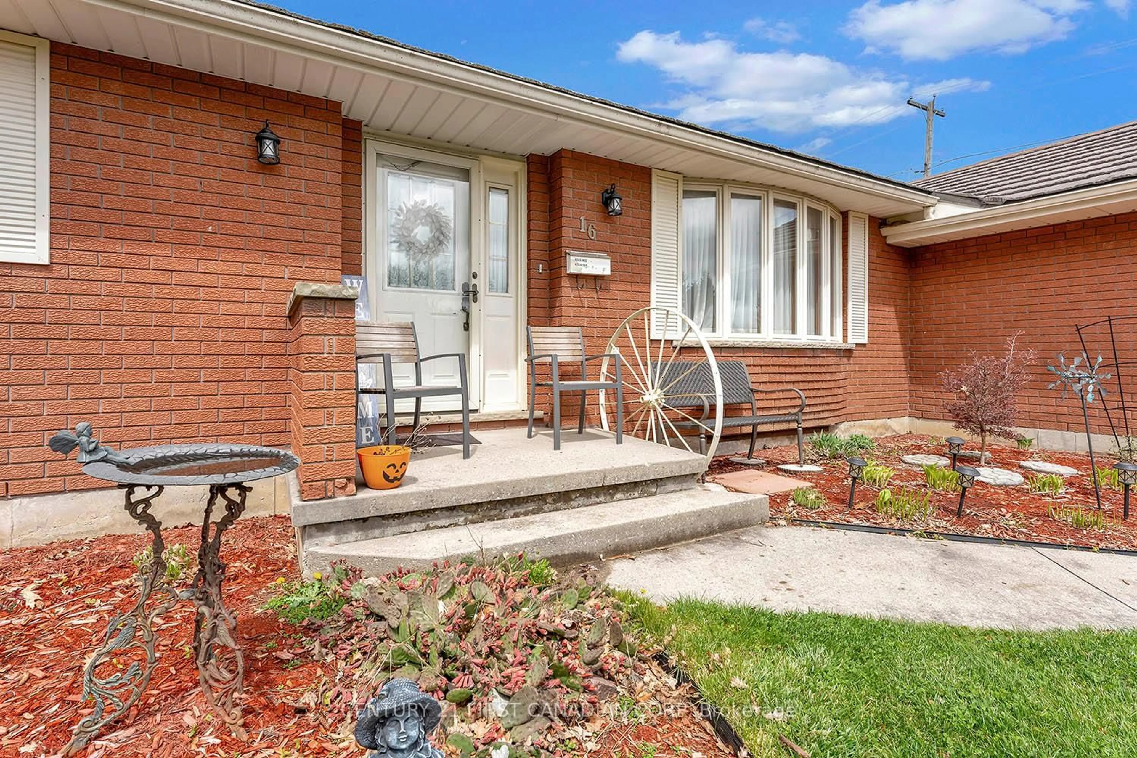 Home with brick exterior material, street for 16 Broadview Dr, Brant Ontario N0E 1A0