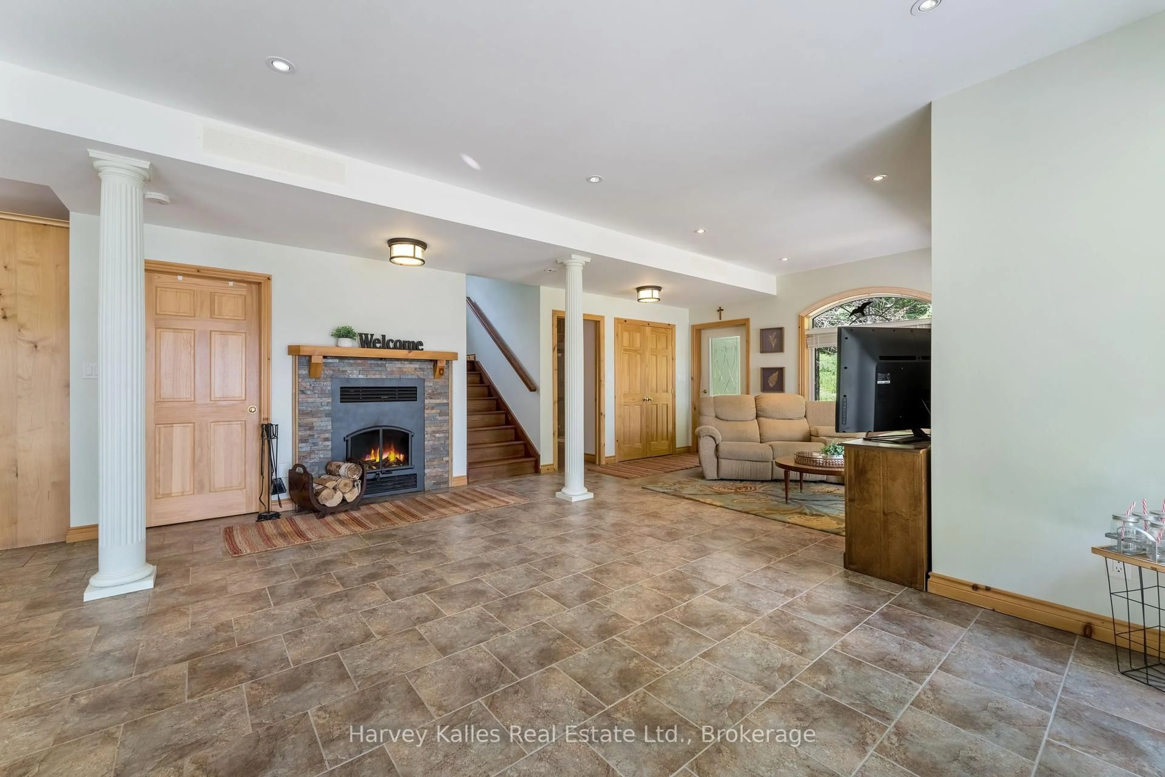 Indoor foyer for 1161 SANDWOOD Rd #9, Muskoka Lakes Ontario P0B 1M0