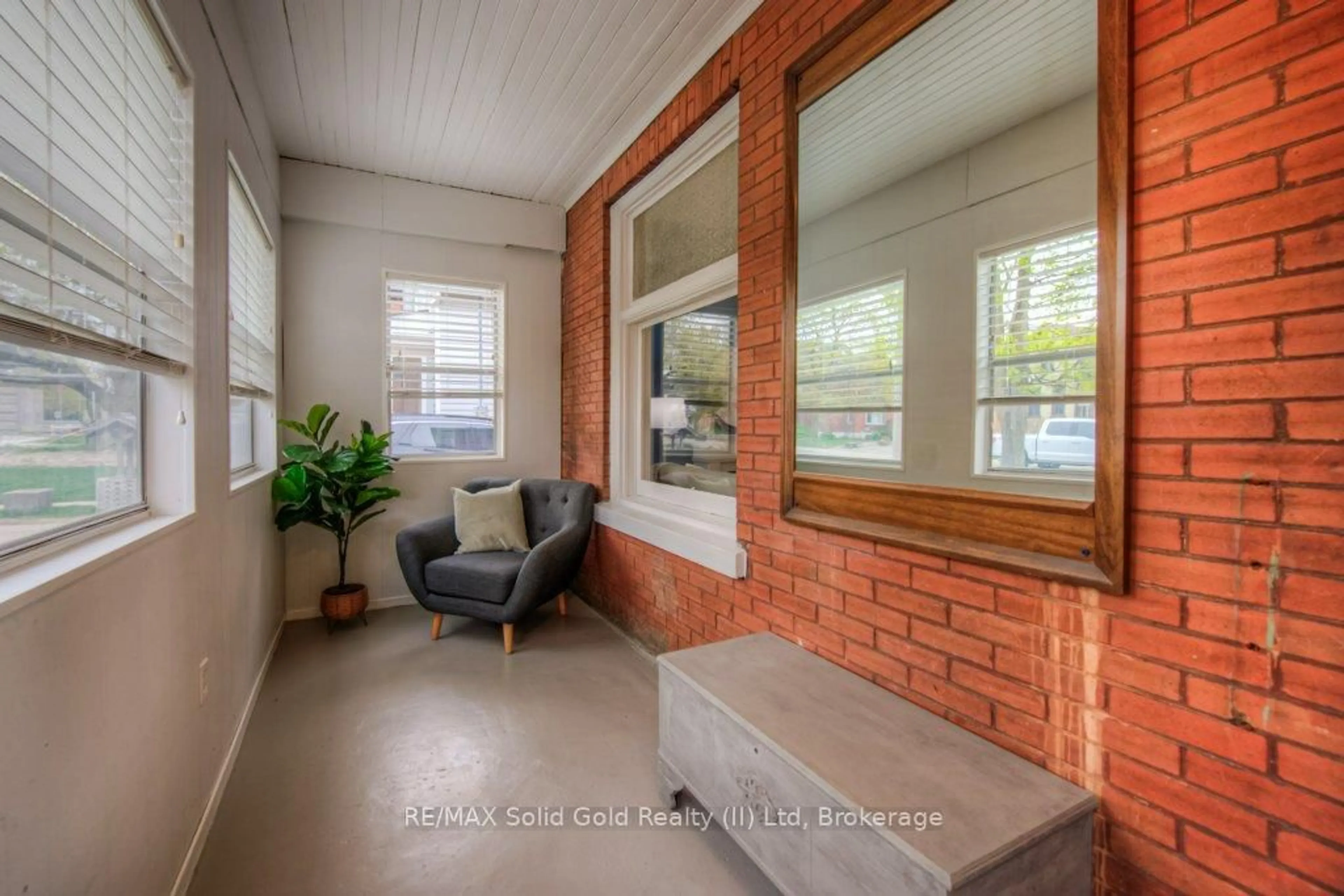 Indoor entryway for 158 Waterloo St, Kitchener Ontario N2H 3V7