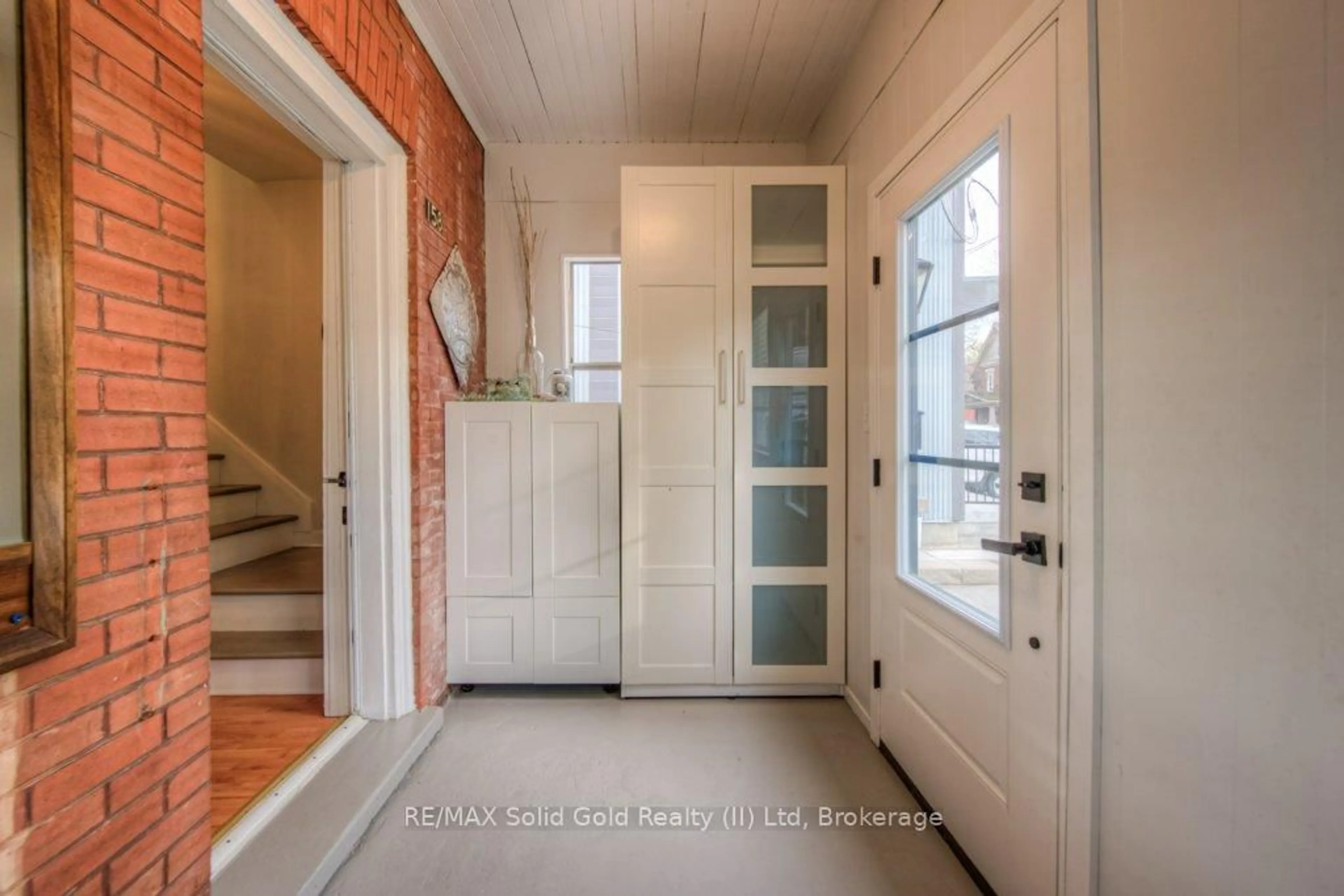 Indoor entryway for 158 Waterloo St, Kitchener Ontario N2H 3V7