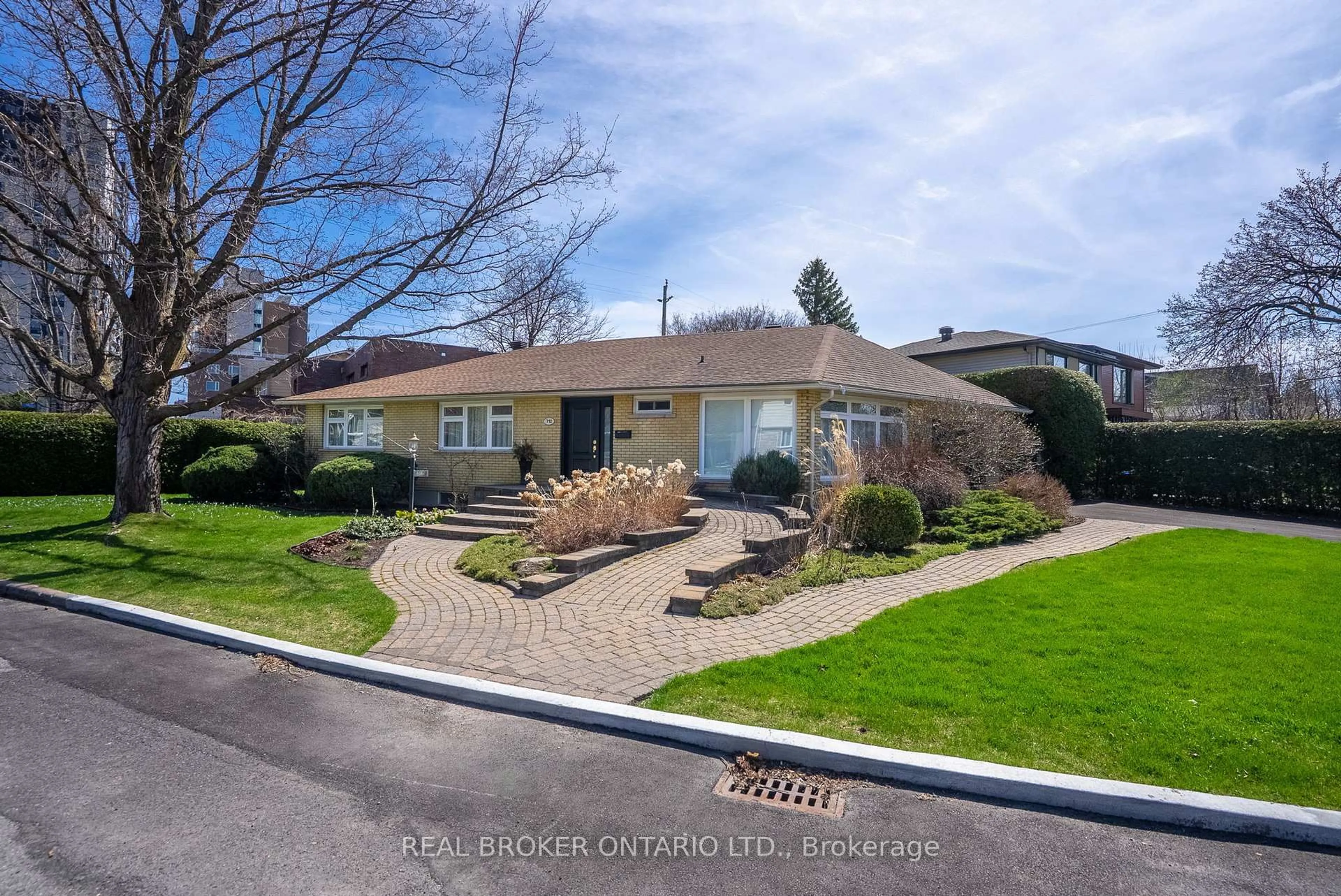 A pic from outside/outdoor area/front of a property/back of a property/a pic from drone, street for 712 Golden Ave, Ottawa Ontario K2A 2G4