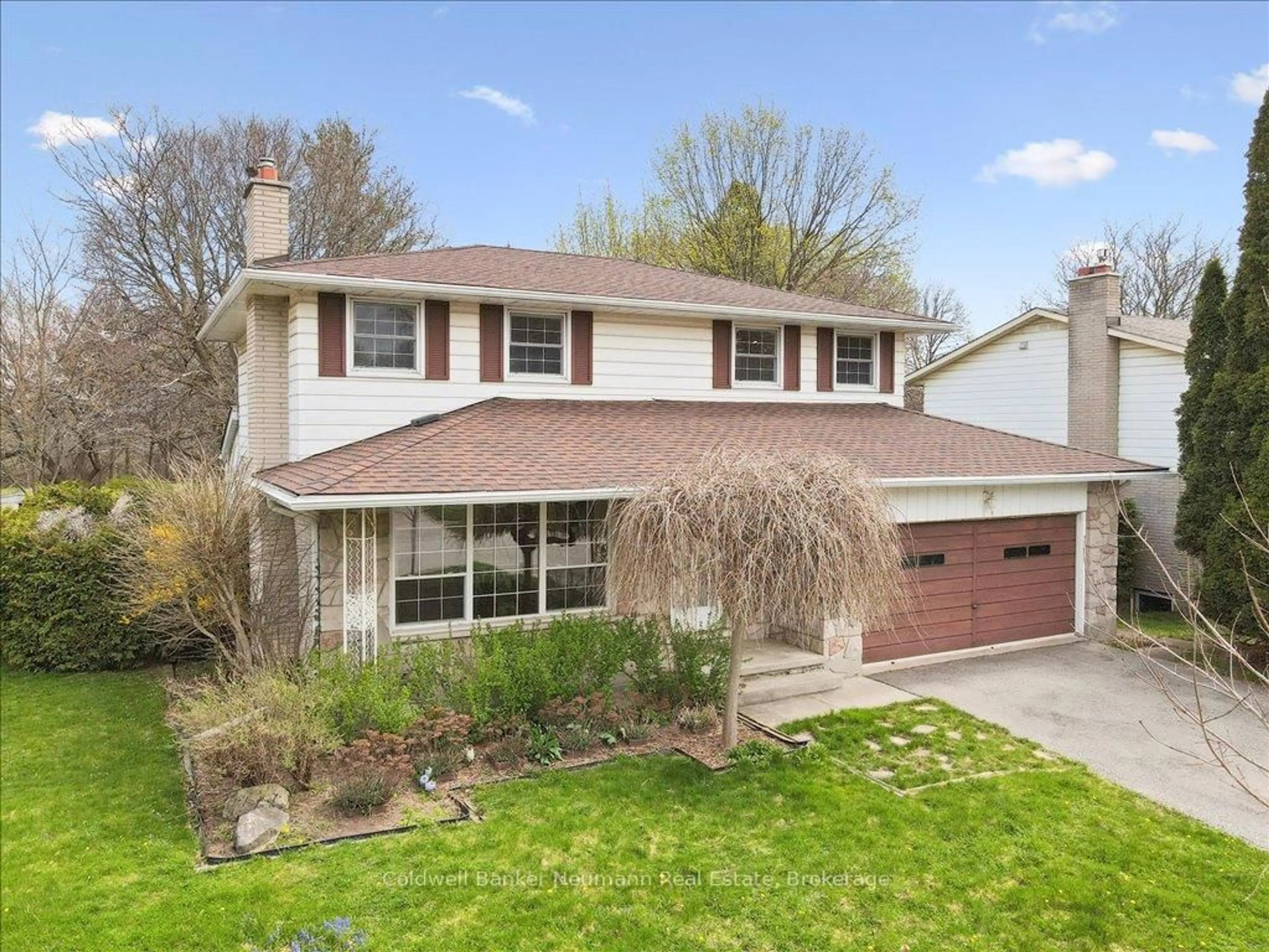 Home with vinyl exterior material, street for 61 Applewood Cres, Guelph Ontario N1H 6B3