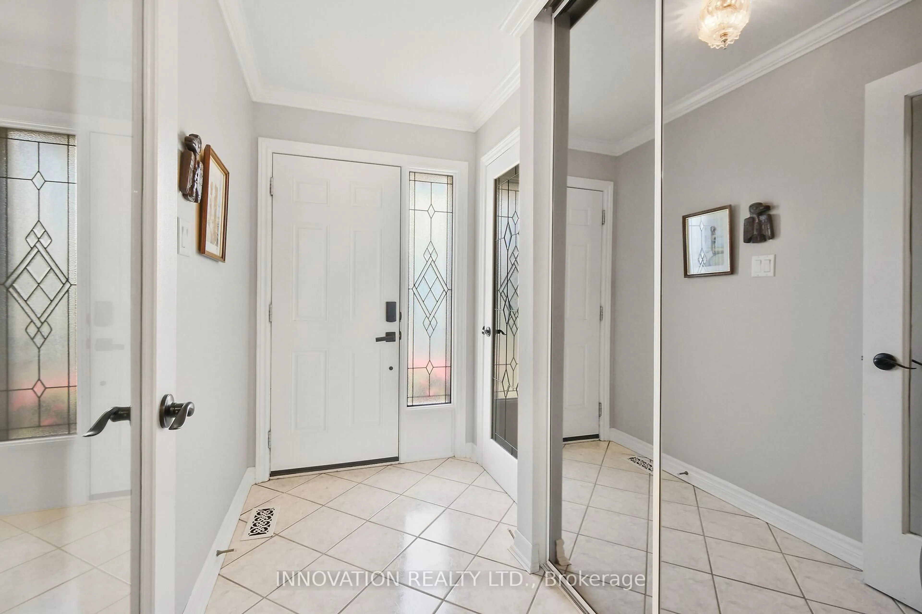 Indoor entryway for 23 Glen Abbey Cres, Ottawa Ontario K2S 1R6