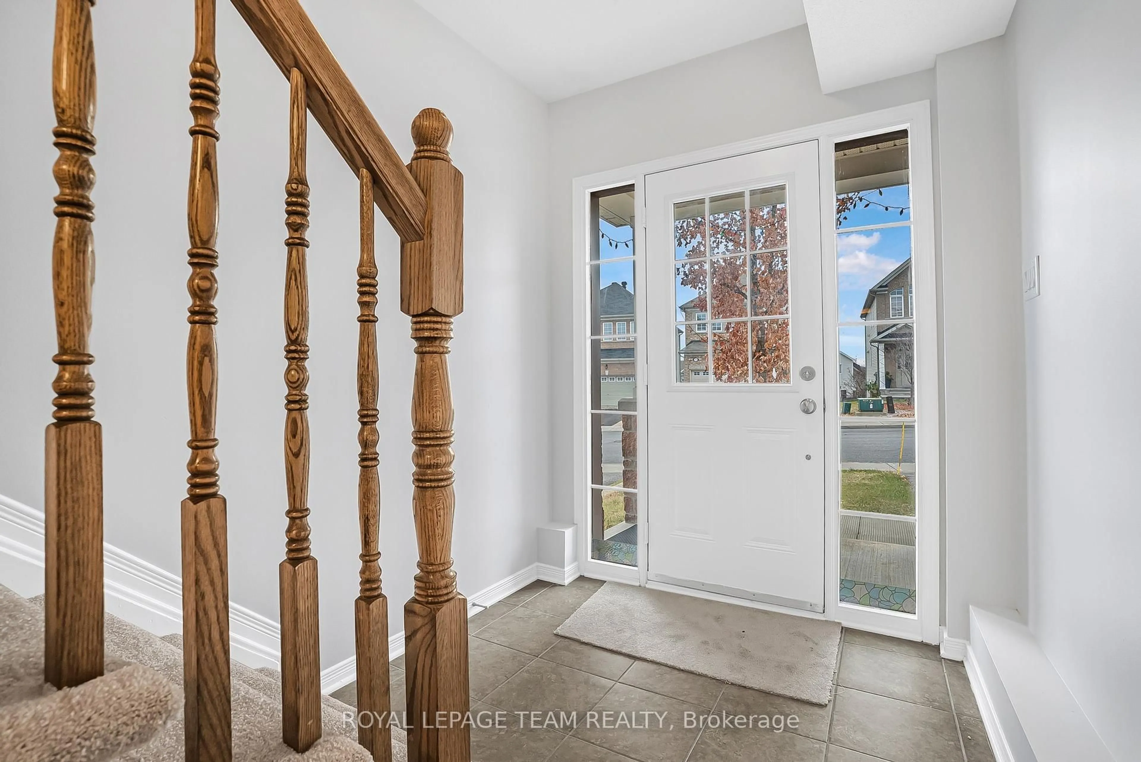 Indoor entryway for 235 HUNTSVILLE Dr, Ottawa Ontario K2T 0C7