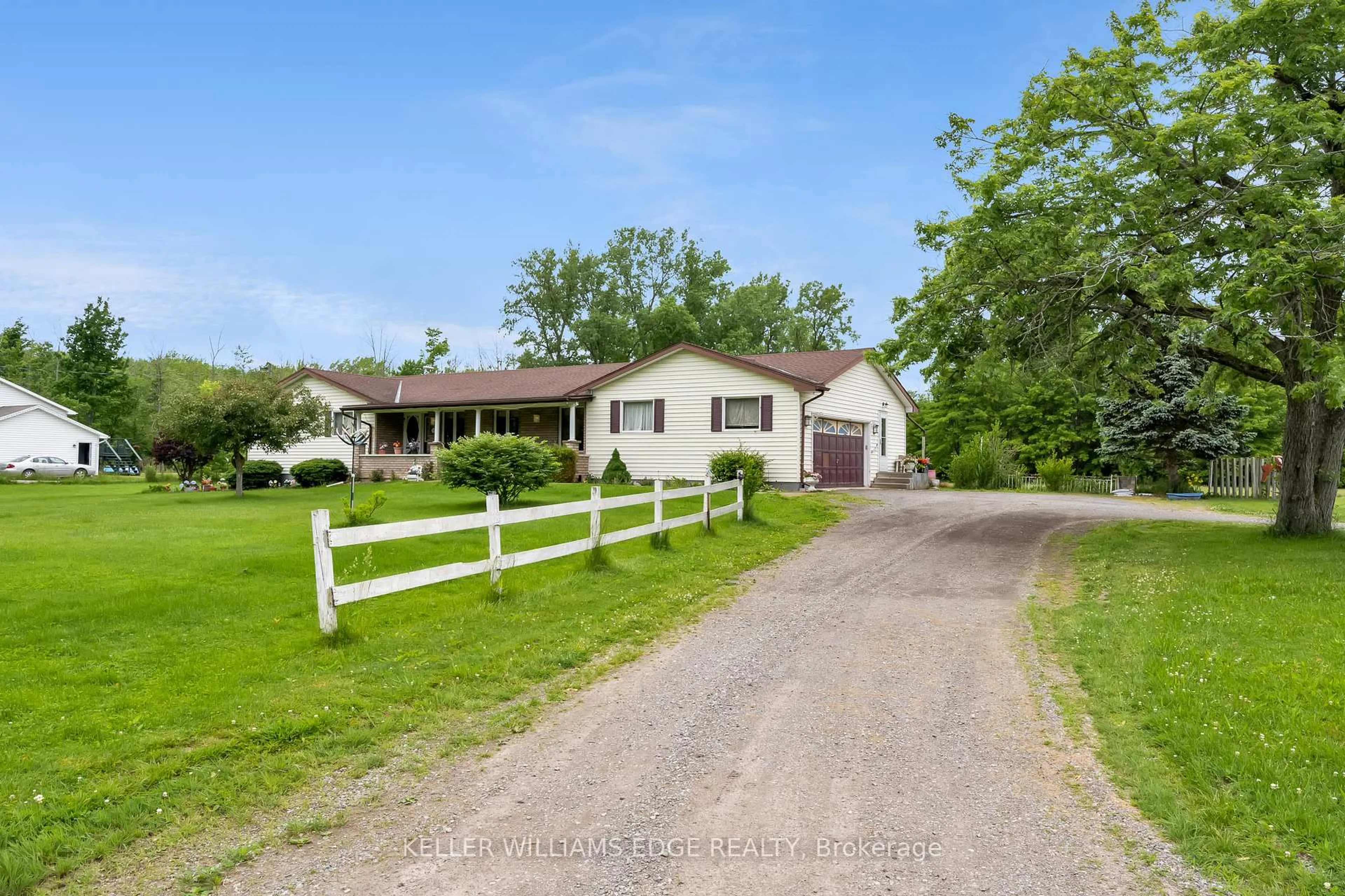 A pic from outside/outdoor area/front of a property/back of a property/a pic from drone, street for 2808 Dominion Rd, Fort Erie Ontario L0S 1N0