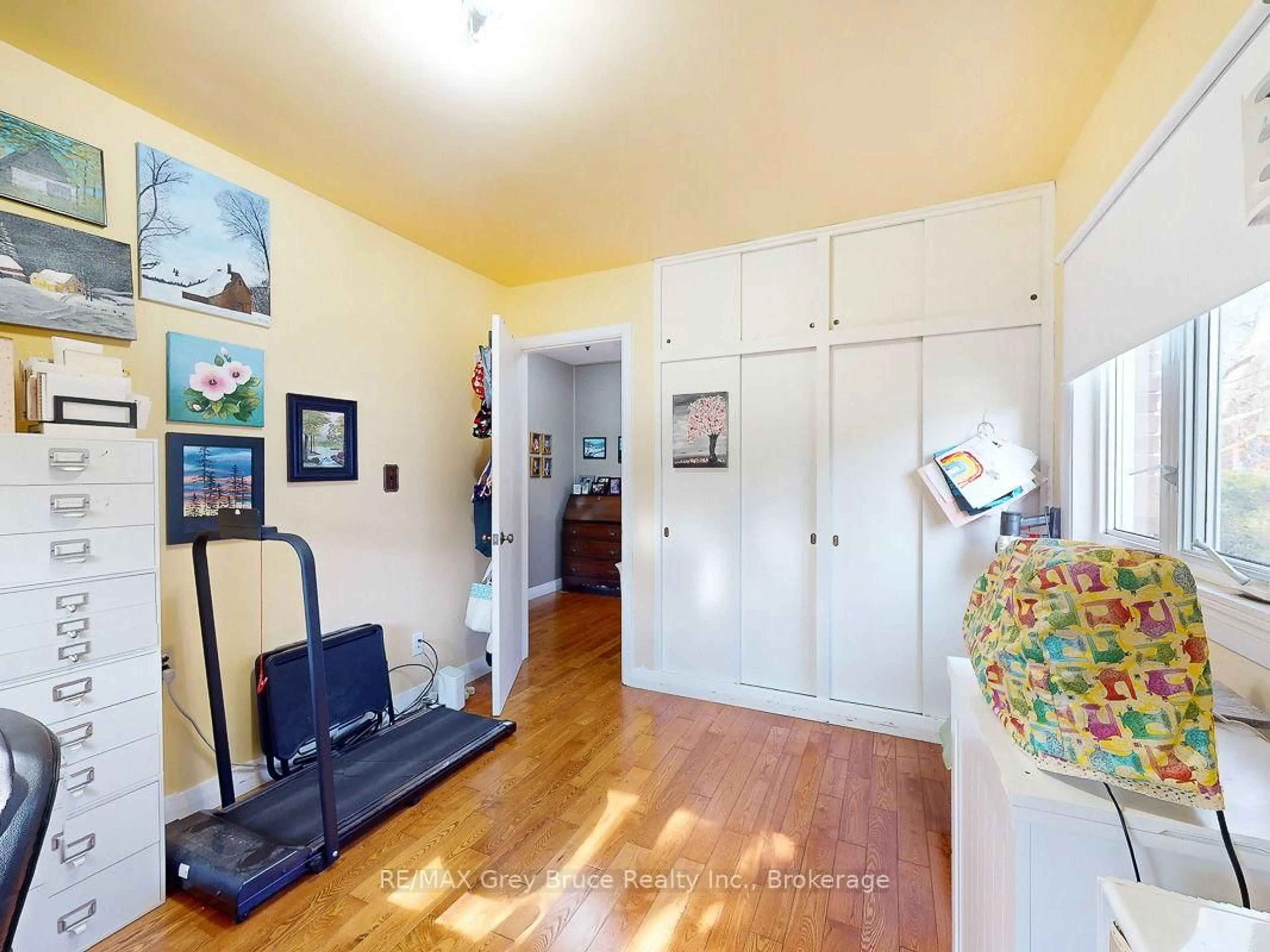 Indoor entryway for 455 7th Ave, Owen Sound Ontario N4K 2X2