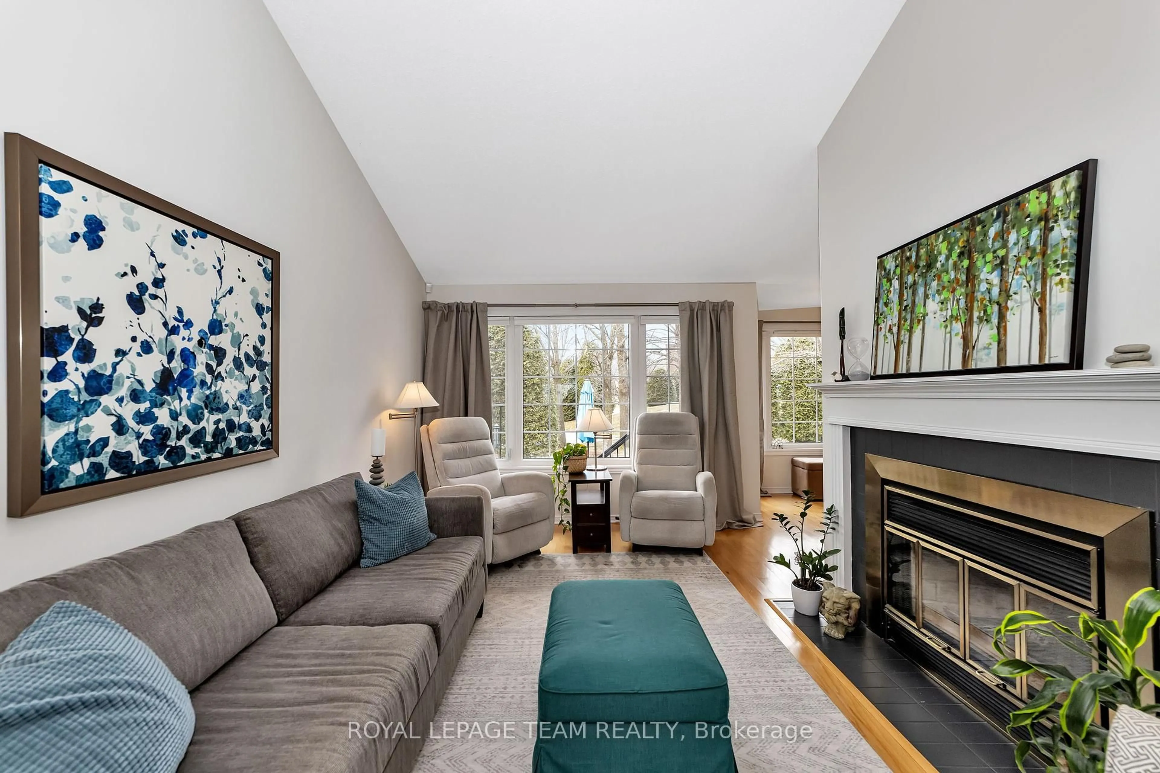 Living room with furniture, unknown for 12 Grand Harbour Crt, Stittsville Ontario K2S 1H1