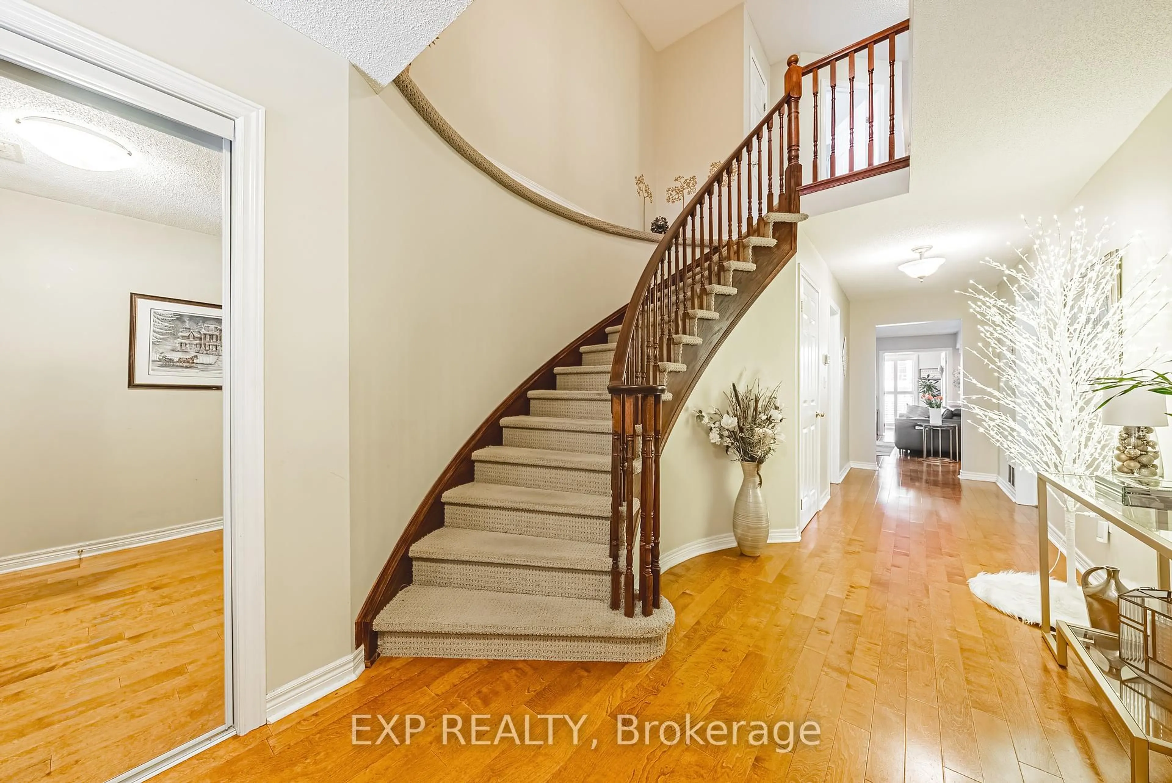 Indoor entryway for 25 Hamilton St #15, Hamilton Ontario L8B 0L1