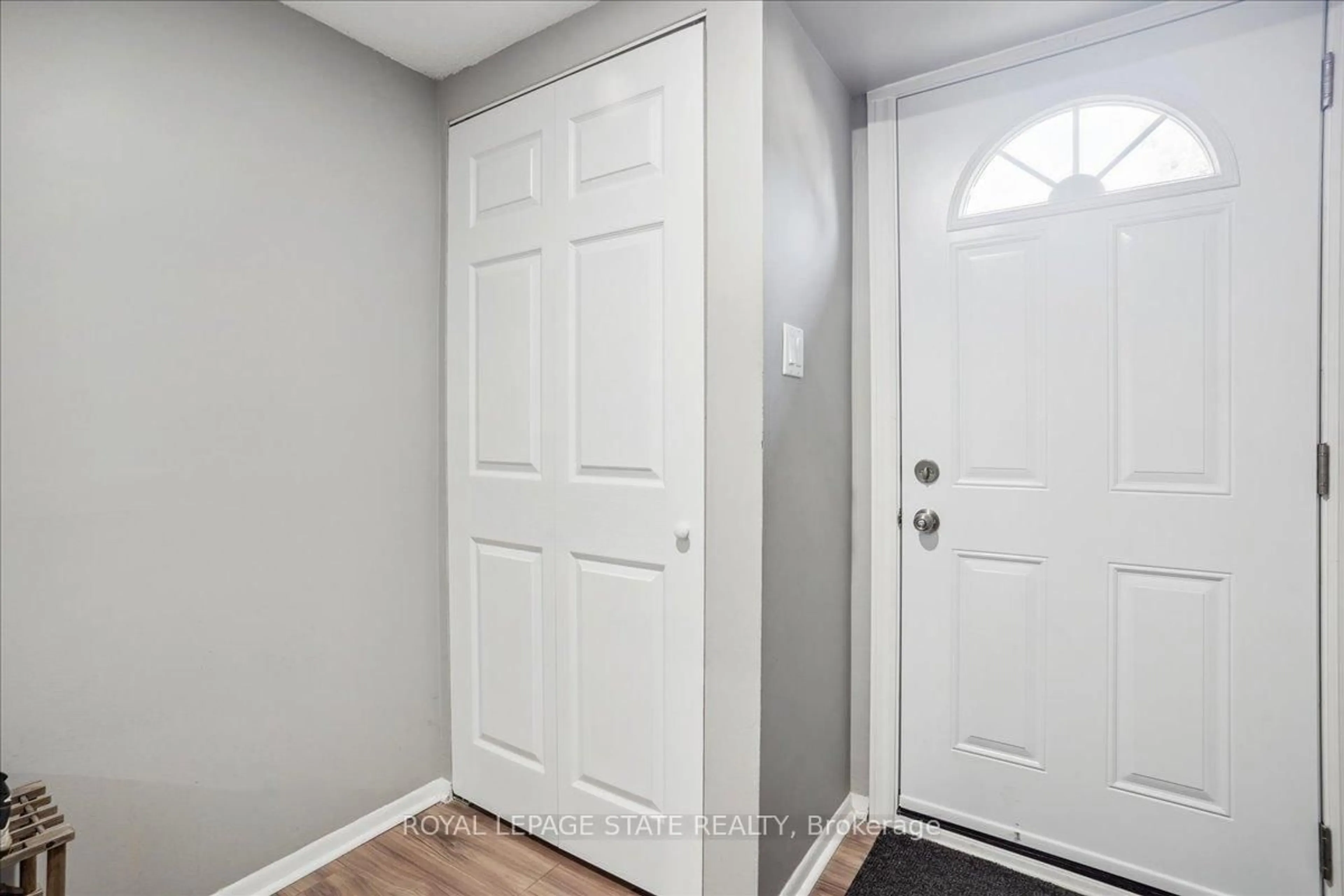 Indoor entryway for 125 Bonaventure Dr #19, Hamilton Ontario L9C 5Y9