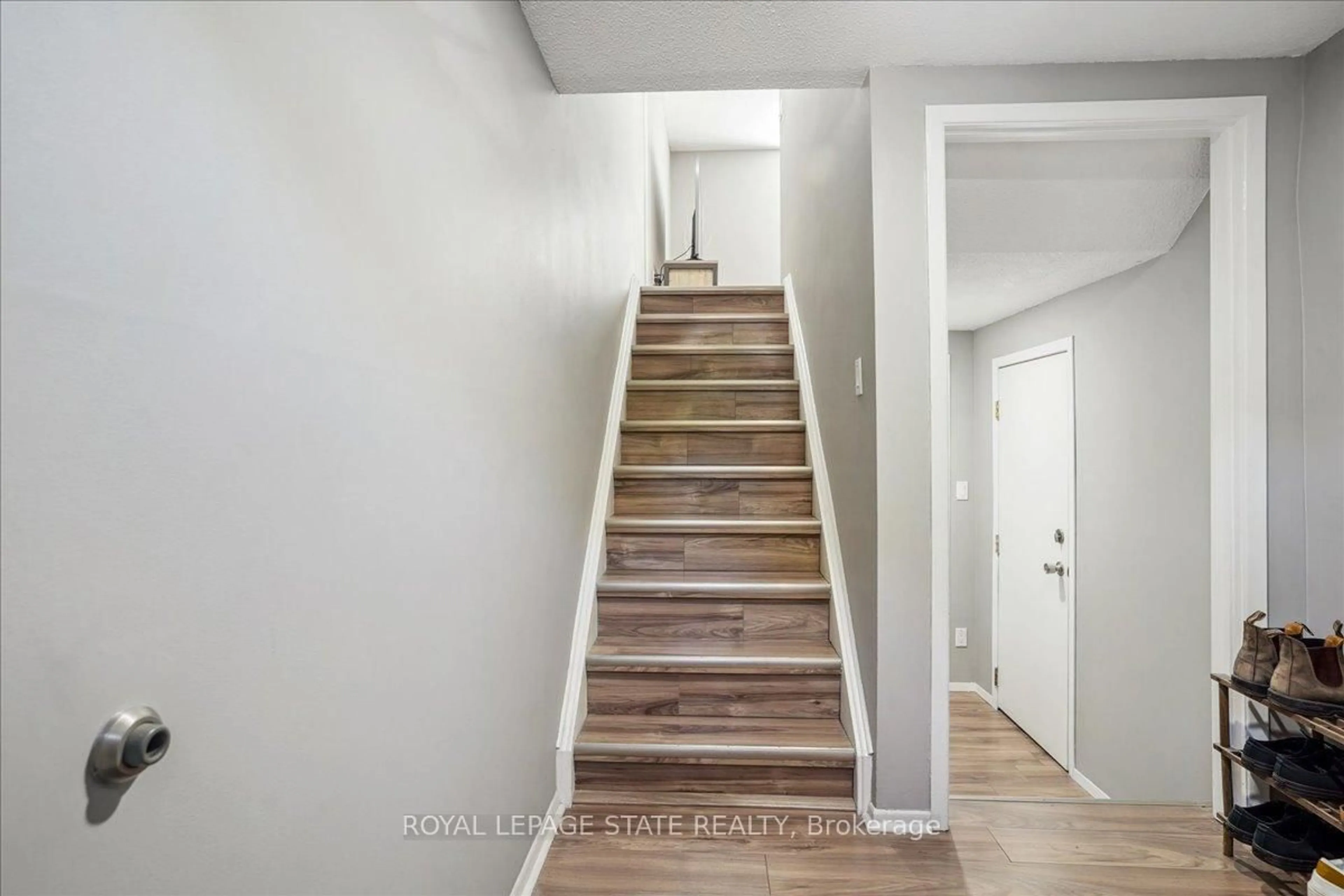 Stairs for 125 Bonaventure Dr #19, Hamilton Ontario L9C 5Y9