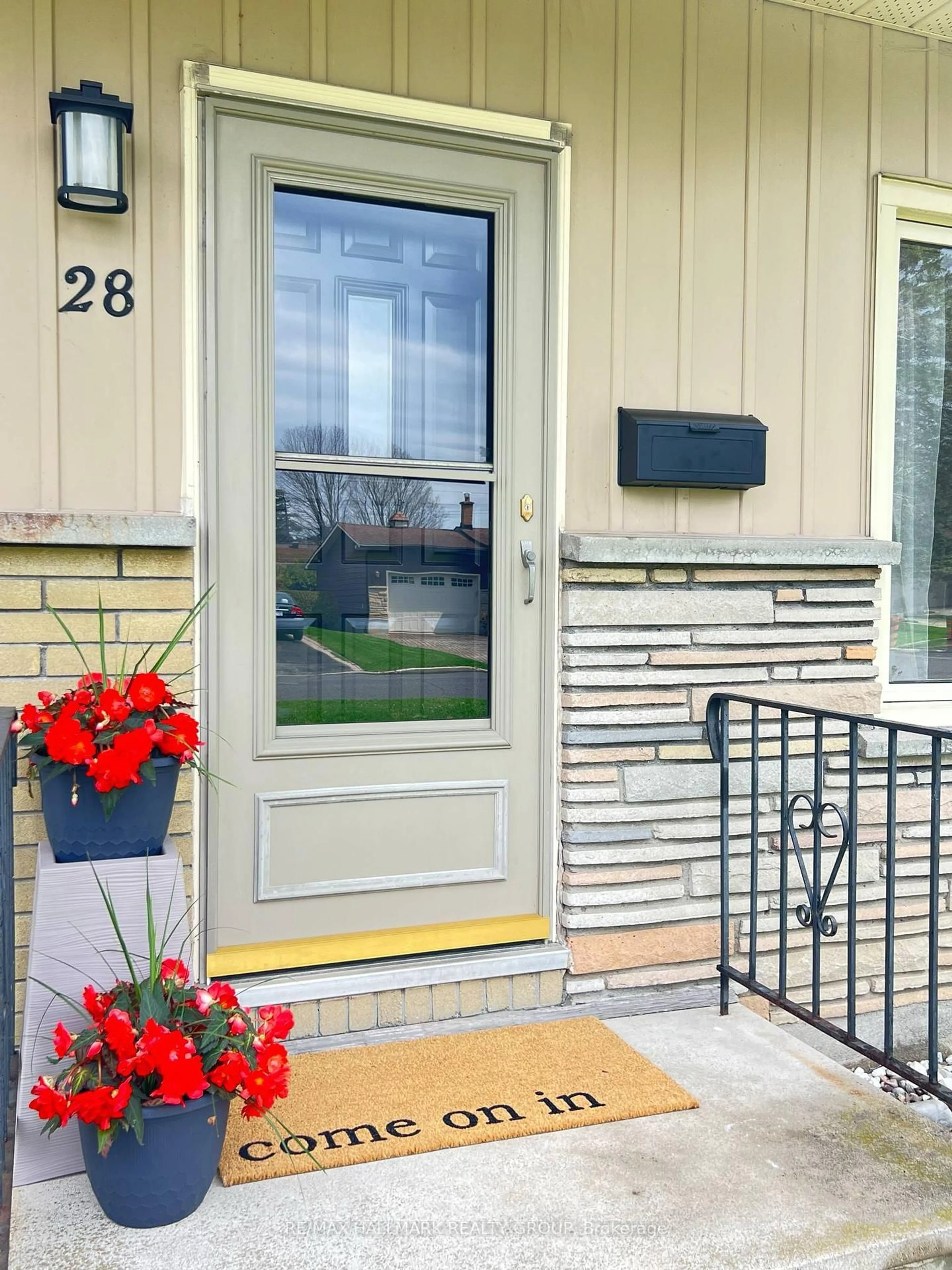 Indoor entryway for 28 Kirkstall Ave, Ottawa Ontario K2G 3M5