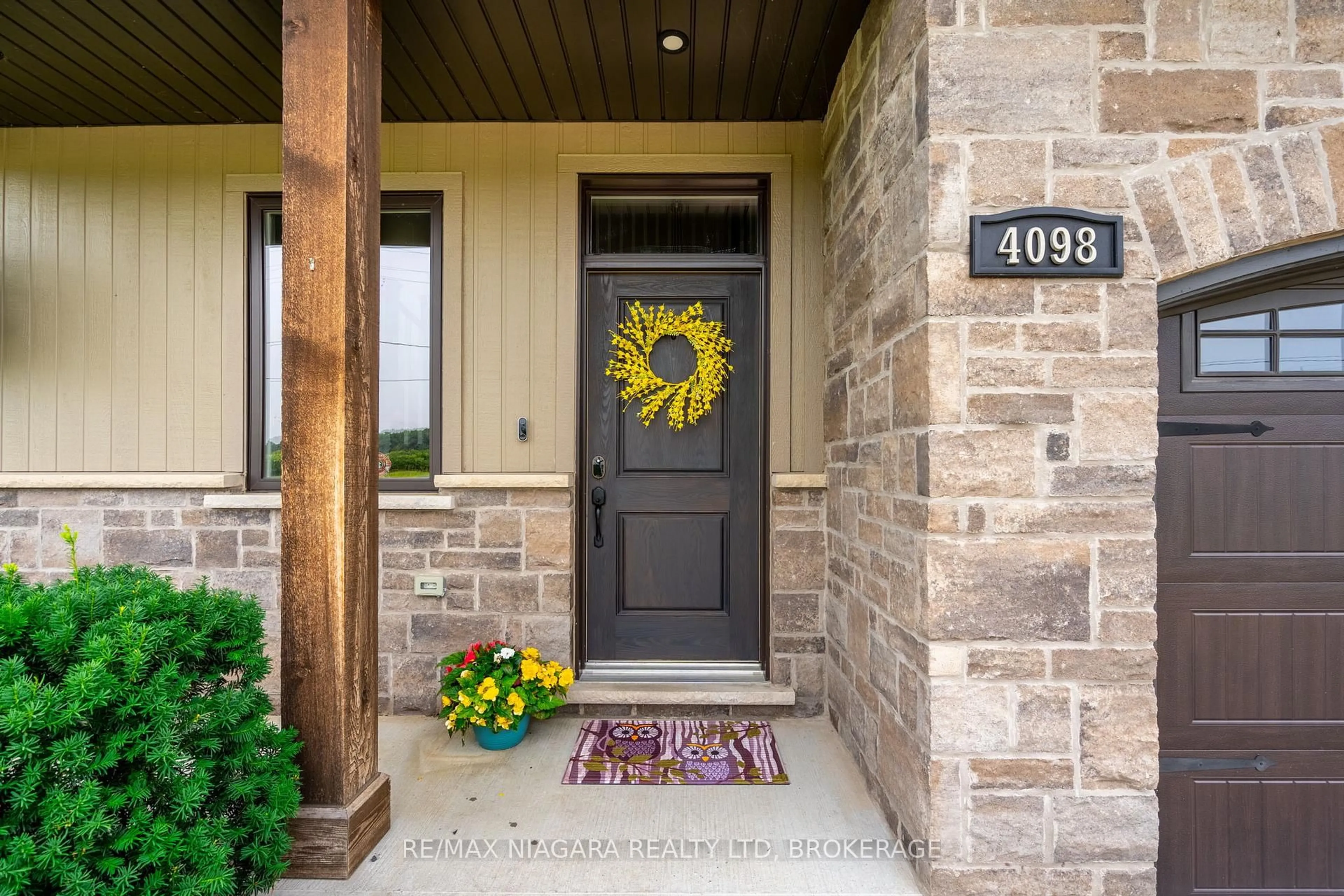 Indoor entryway for 4098 Twenty Third St, Lincoln Ontario L0R 2C0