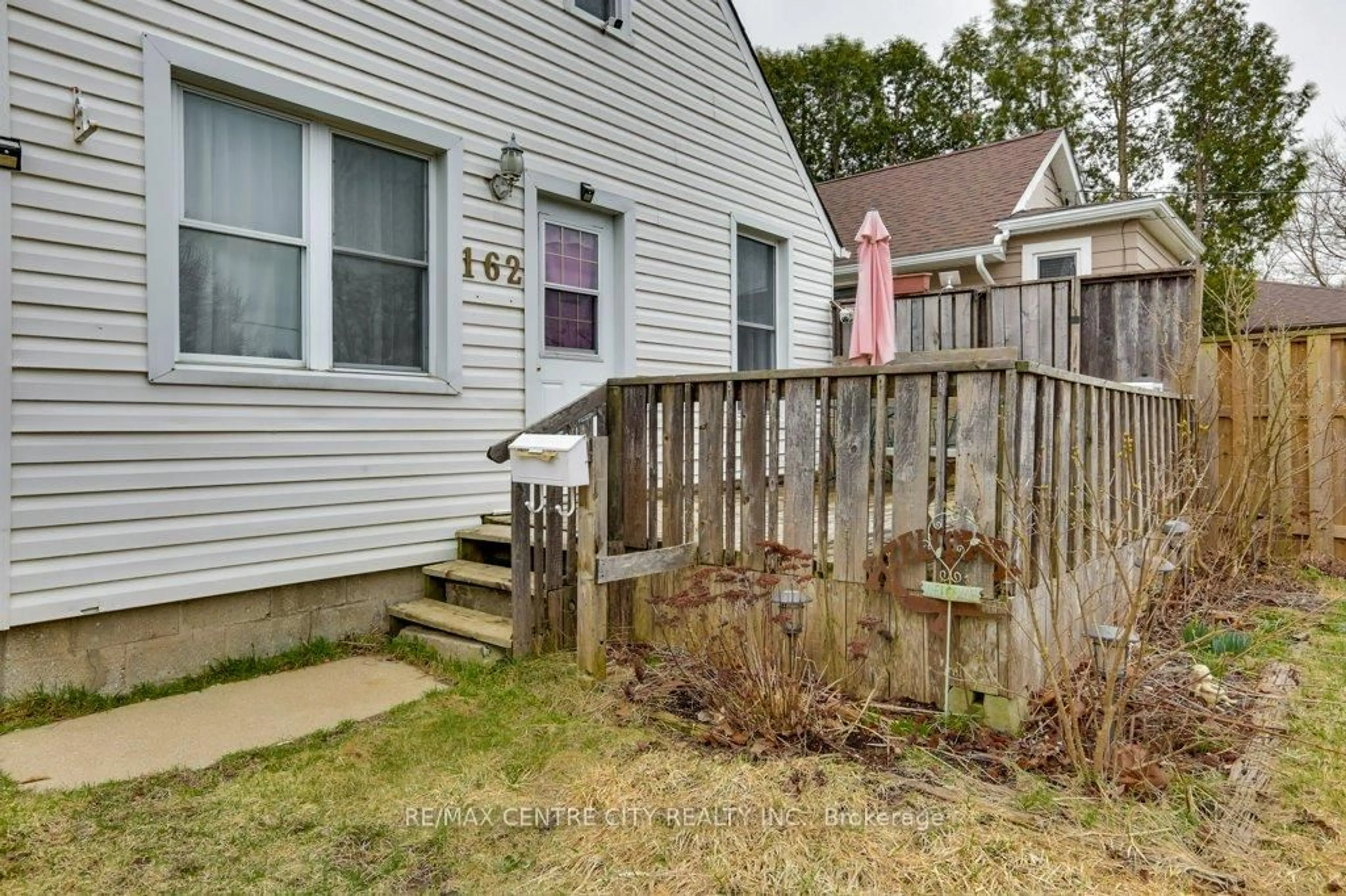 Patio, street for 162 Chesterfield Ave, London South Ontario N5Z 3N5