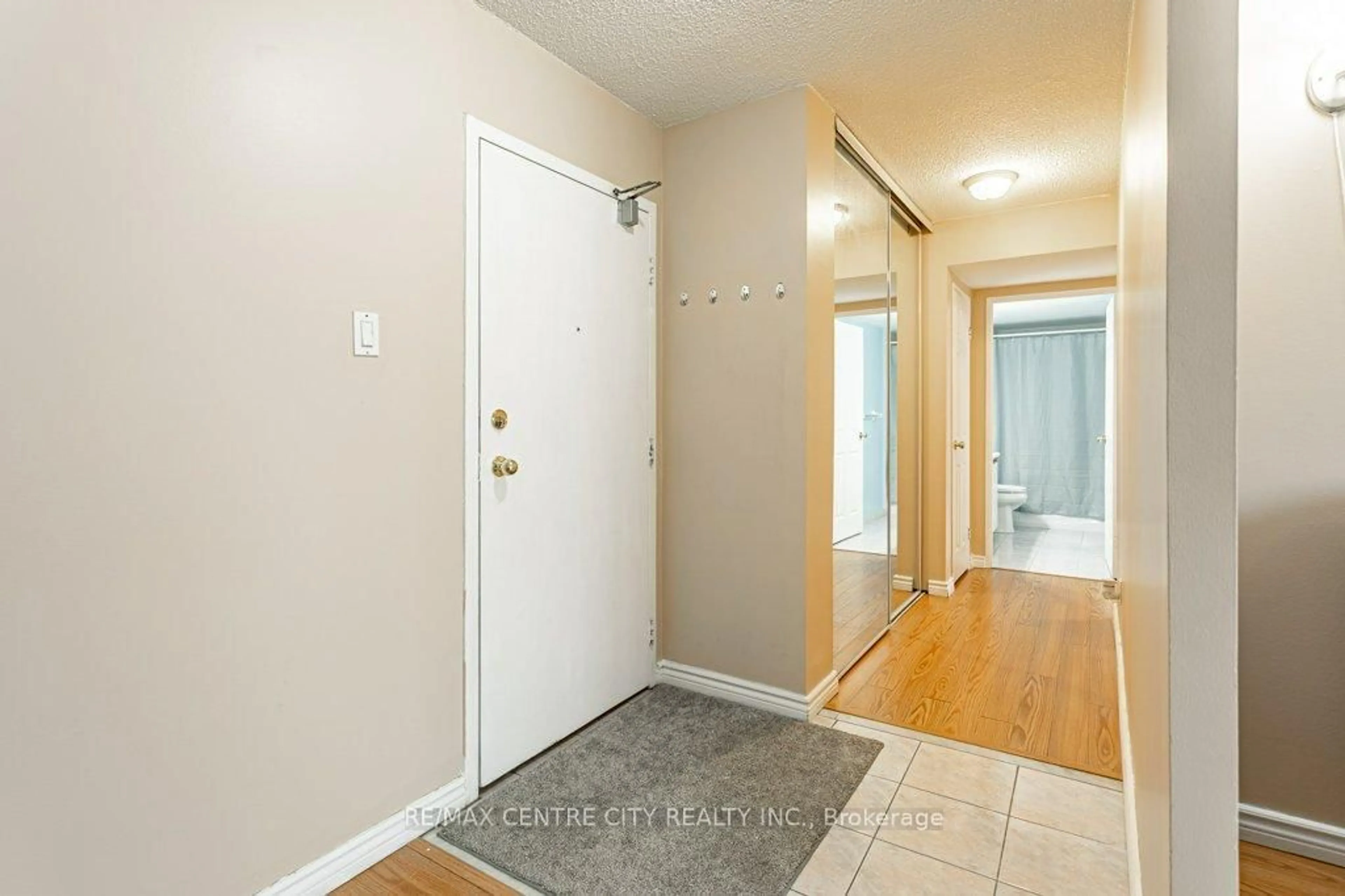 Indoor entryway for 1103 Jalna Blvd #110, London South Ontario N6E 2W8