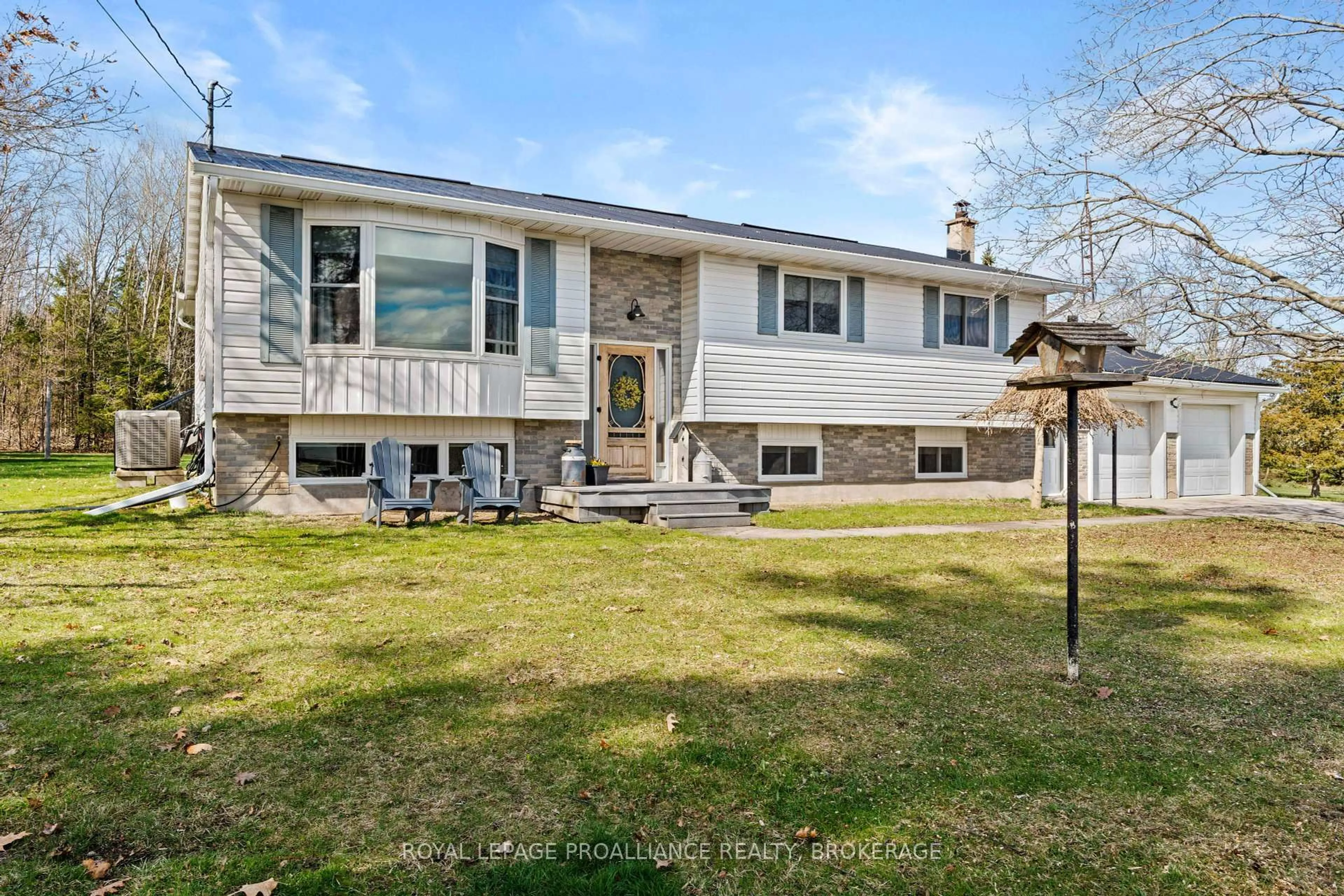 Home with vinyl exterior material, unknown for 1996 Ormsbee Rd, Battersea Ontario K0H 1H0