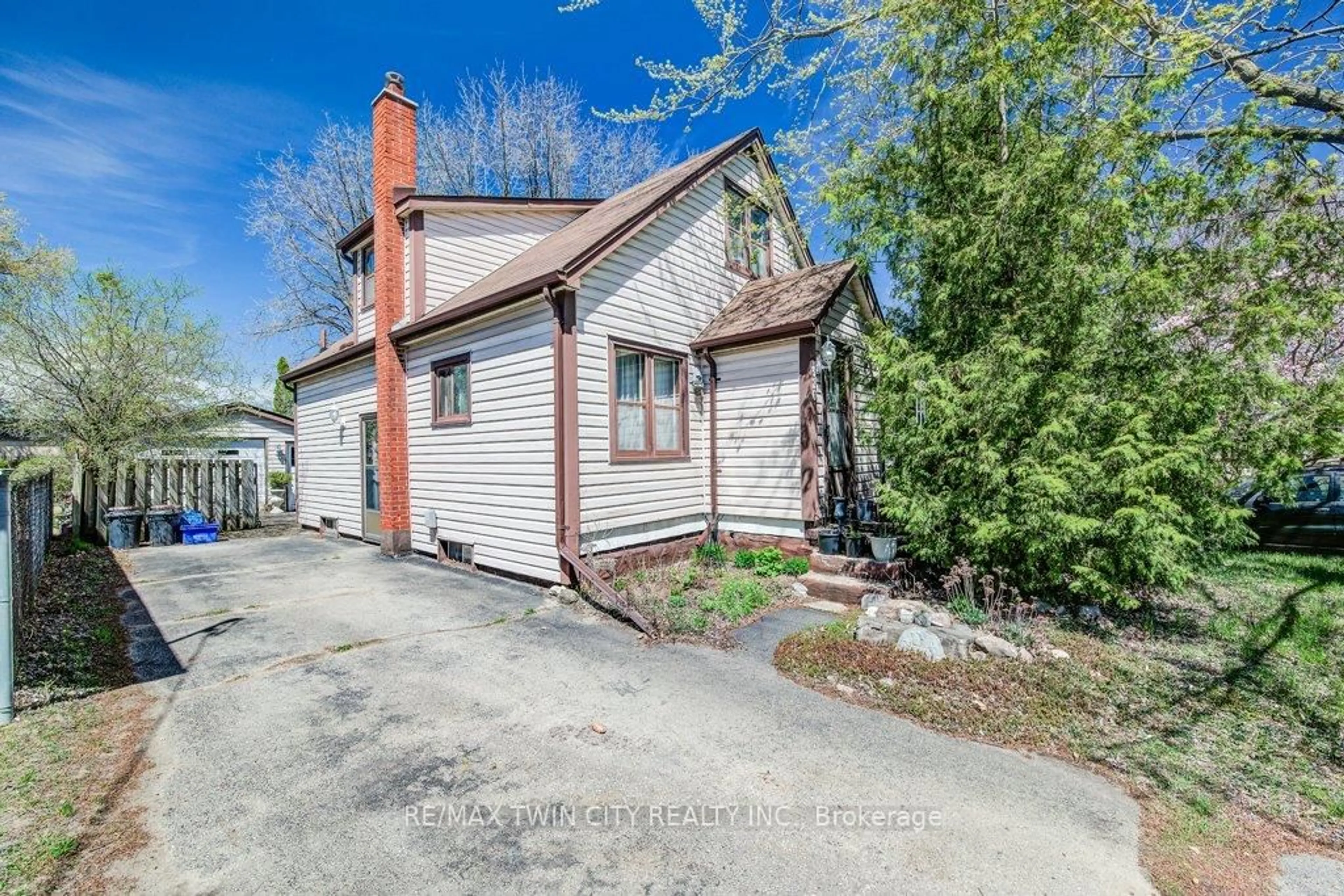 A pic from outside/outdoor area/front of a property/back of a property/a pic from drone, street for 326 Blucher Blvd, Kitchener Ontario N2H 5V9